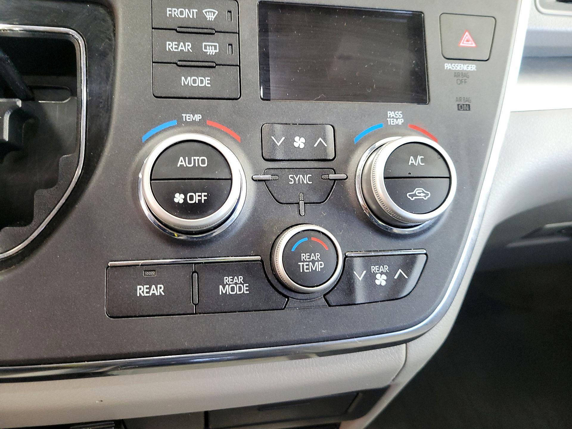 Thumbnail: 2018 Toyota Sienna - 16