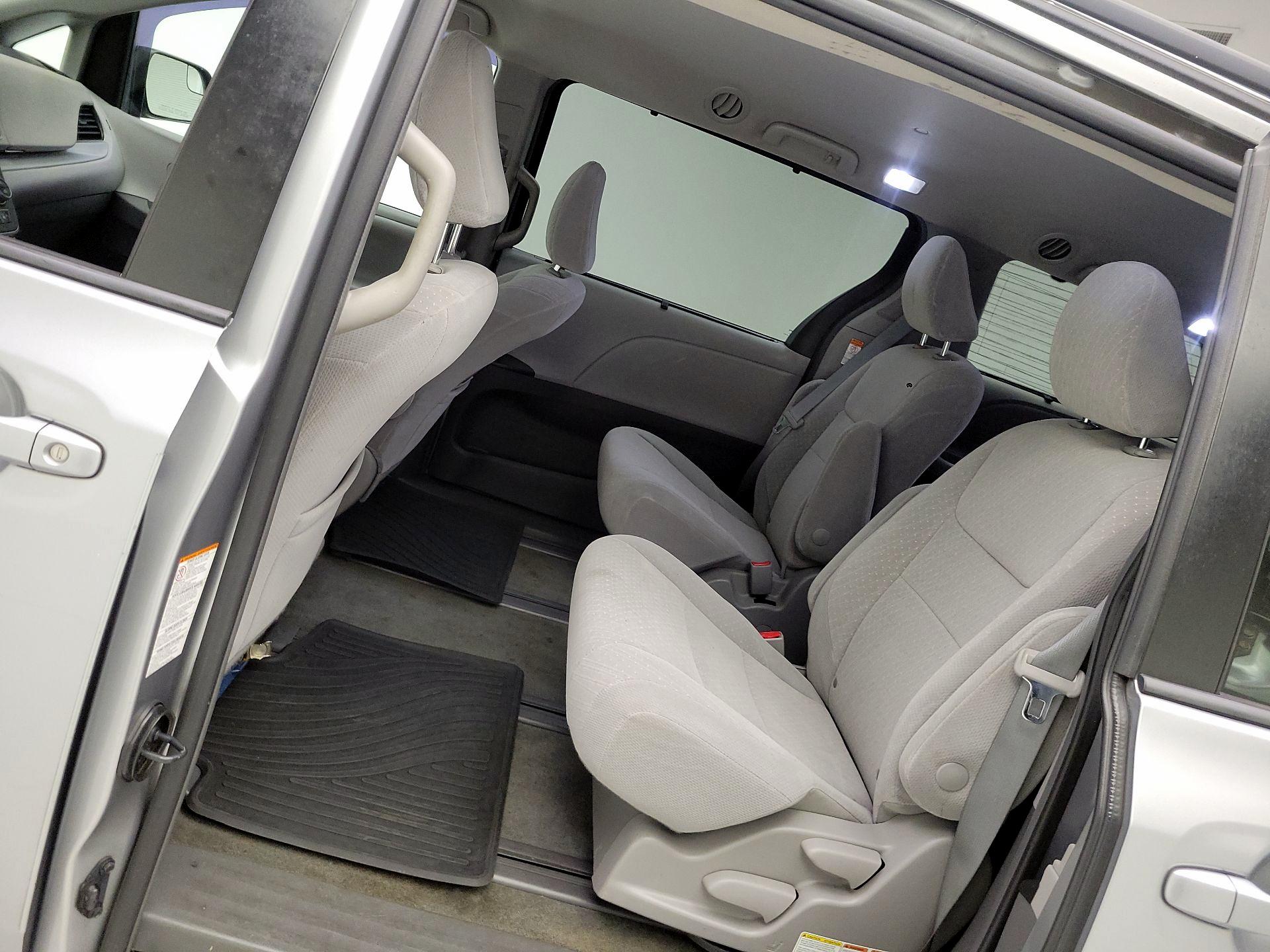 Thumbnail: 2018 Toyota Sienna - 18