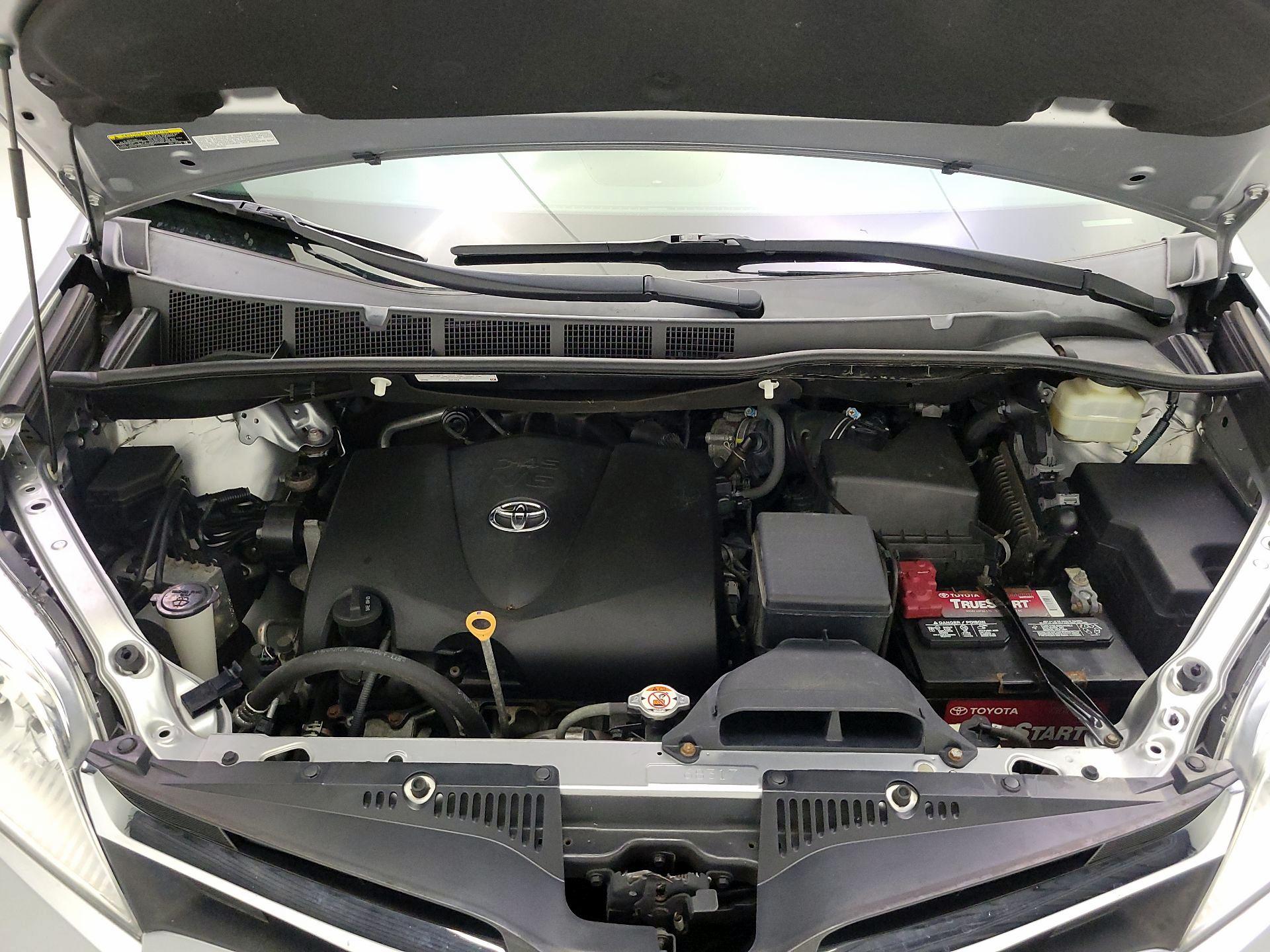 Thumbnail: 2018 Toyota Sienna - 20