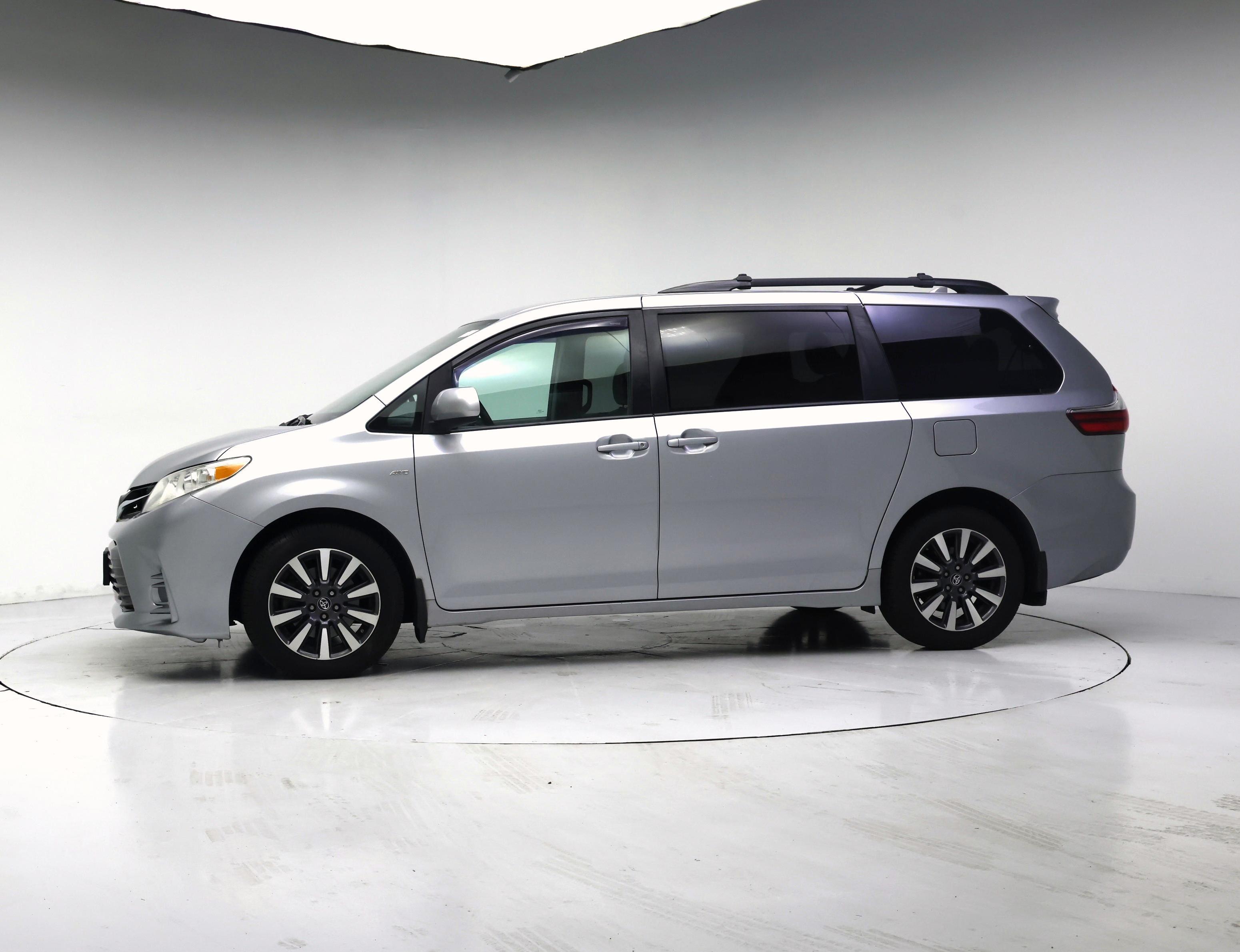Thumbnail: 2018 Toyota Sienna - 3