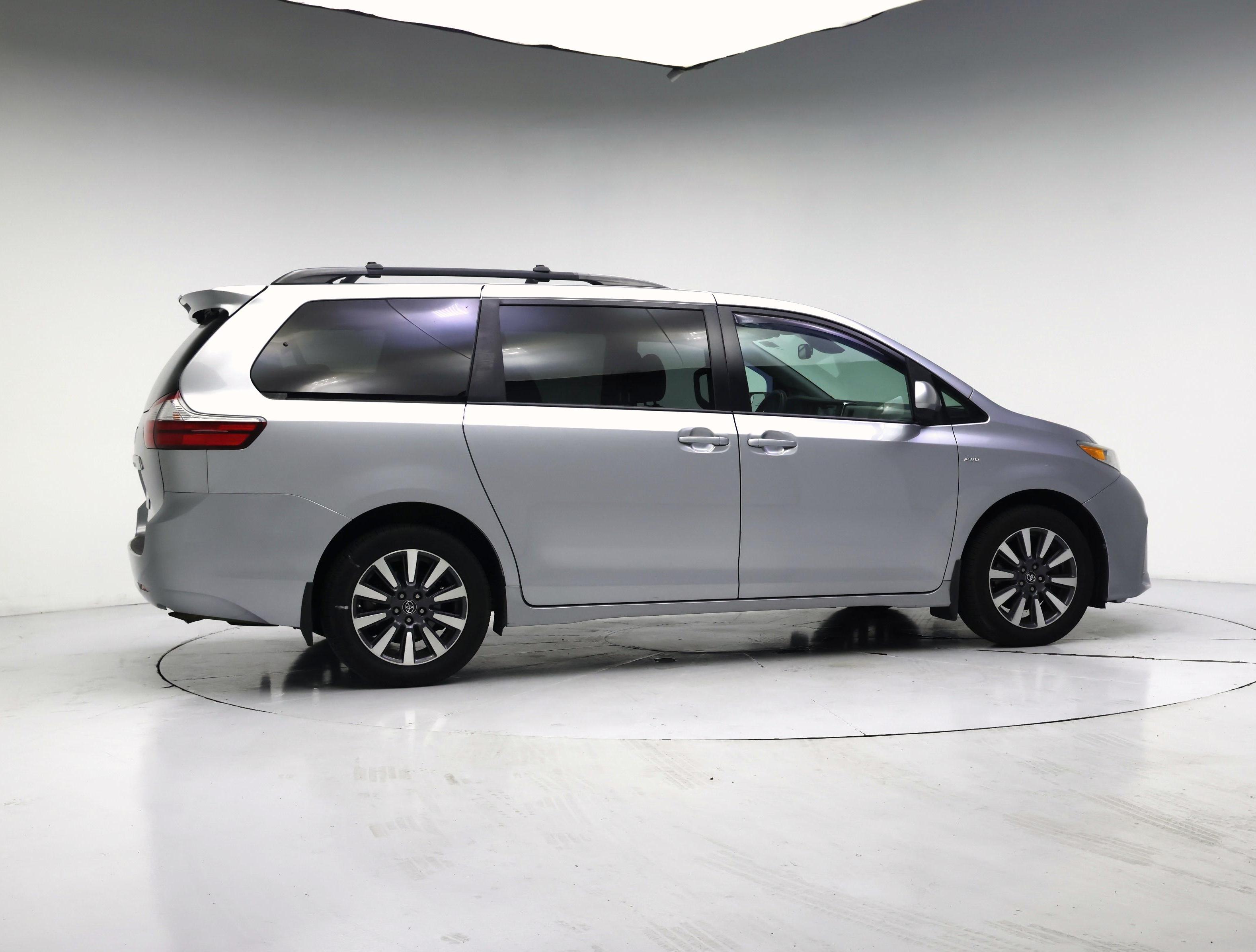 Thumbnail: 2018 Toyota Sienna - 7