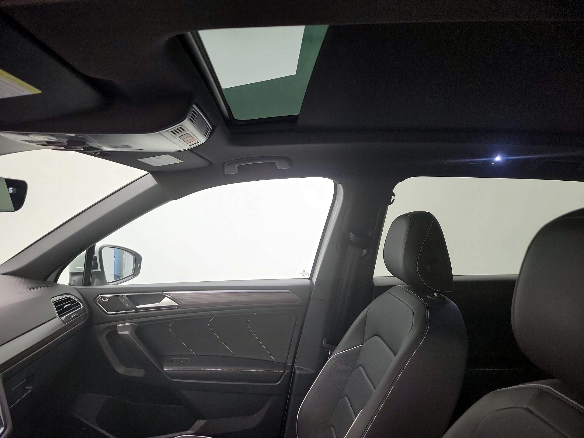 Thumbnail: 2023 Volkswagen Tiguan - 20