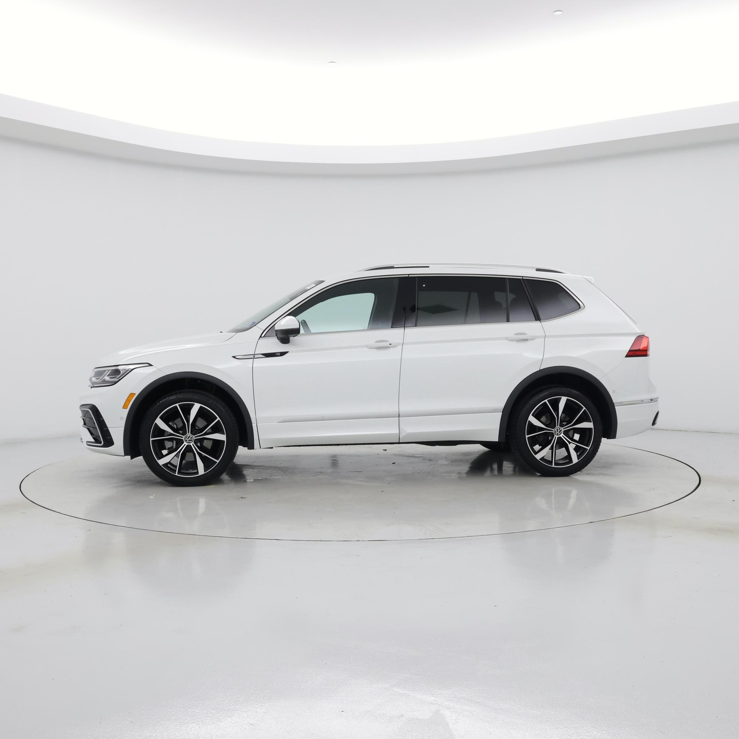 Thumbnail: 2023 Volkswagen Tiguan - 3