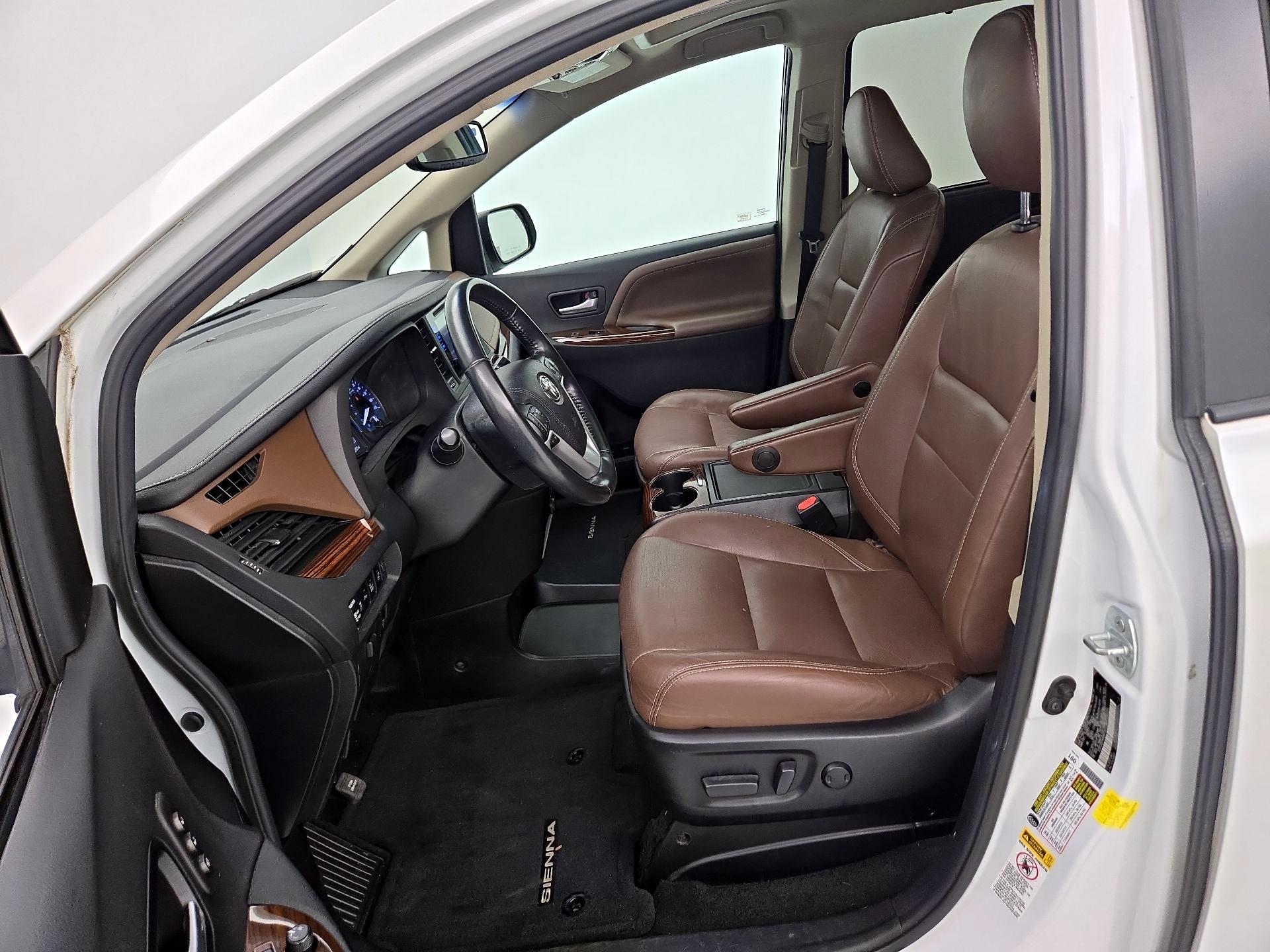 Thumbnail: 2017 Toyota Sienna - 11