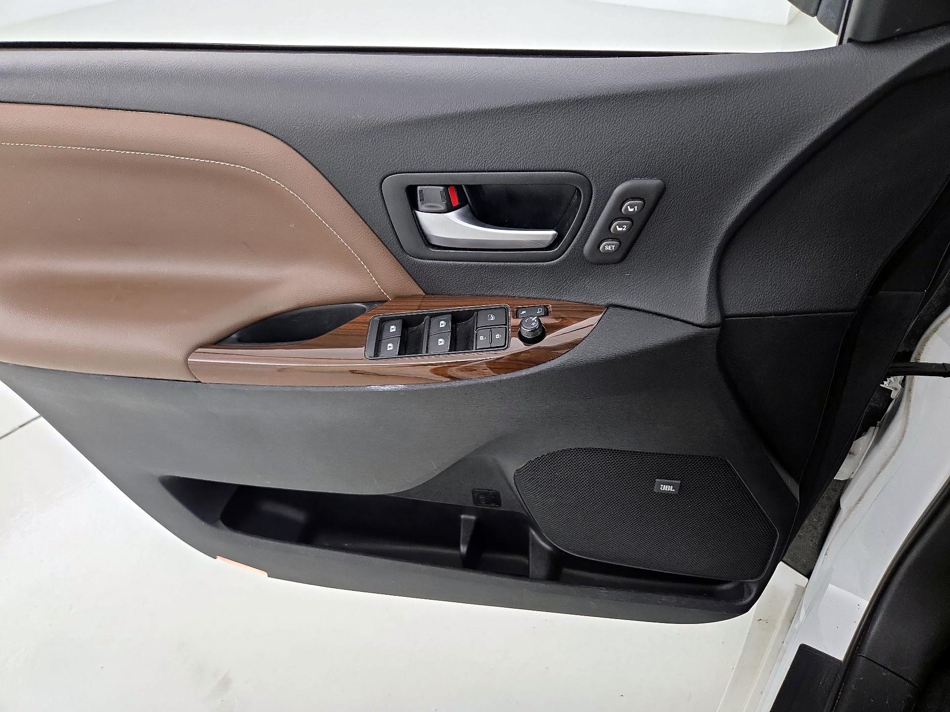 Thumbnail: 2017 Toyota Sienna - 12