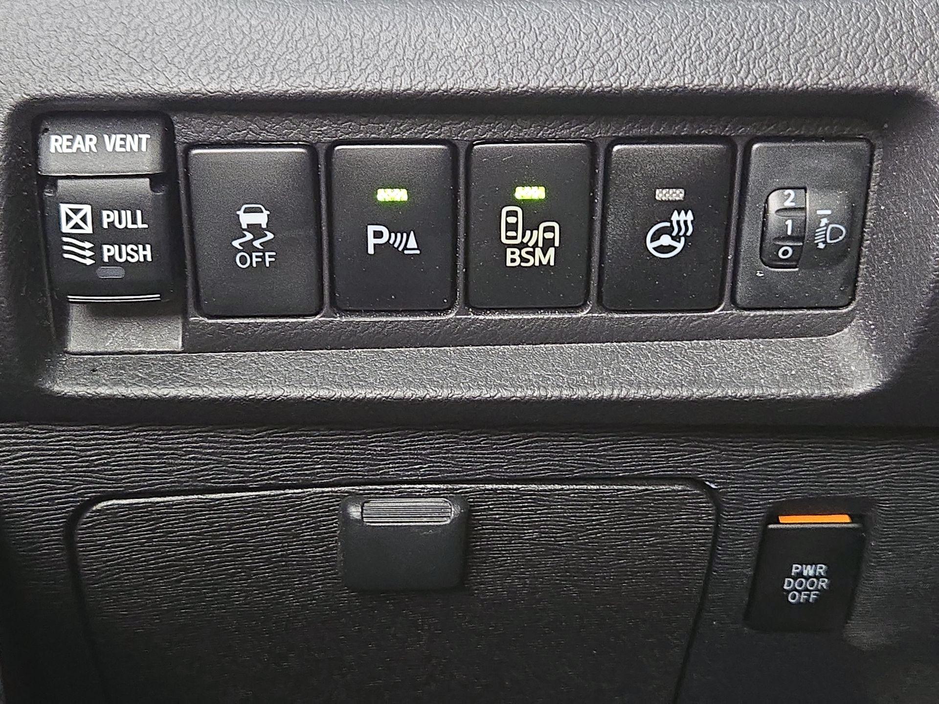 Thumbnail: 2017 Toyota Sienna - 13