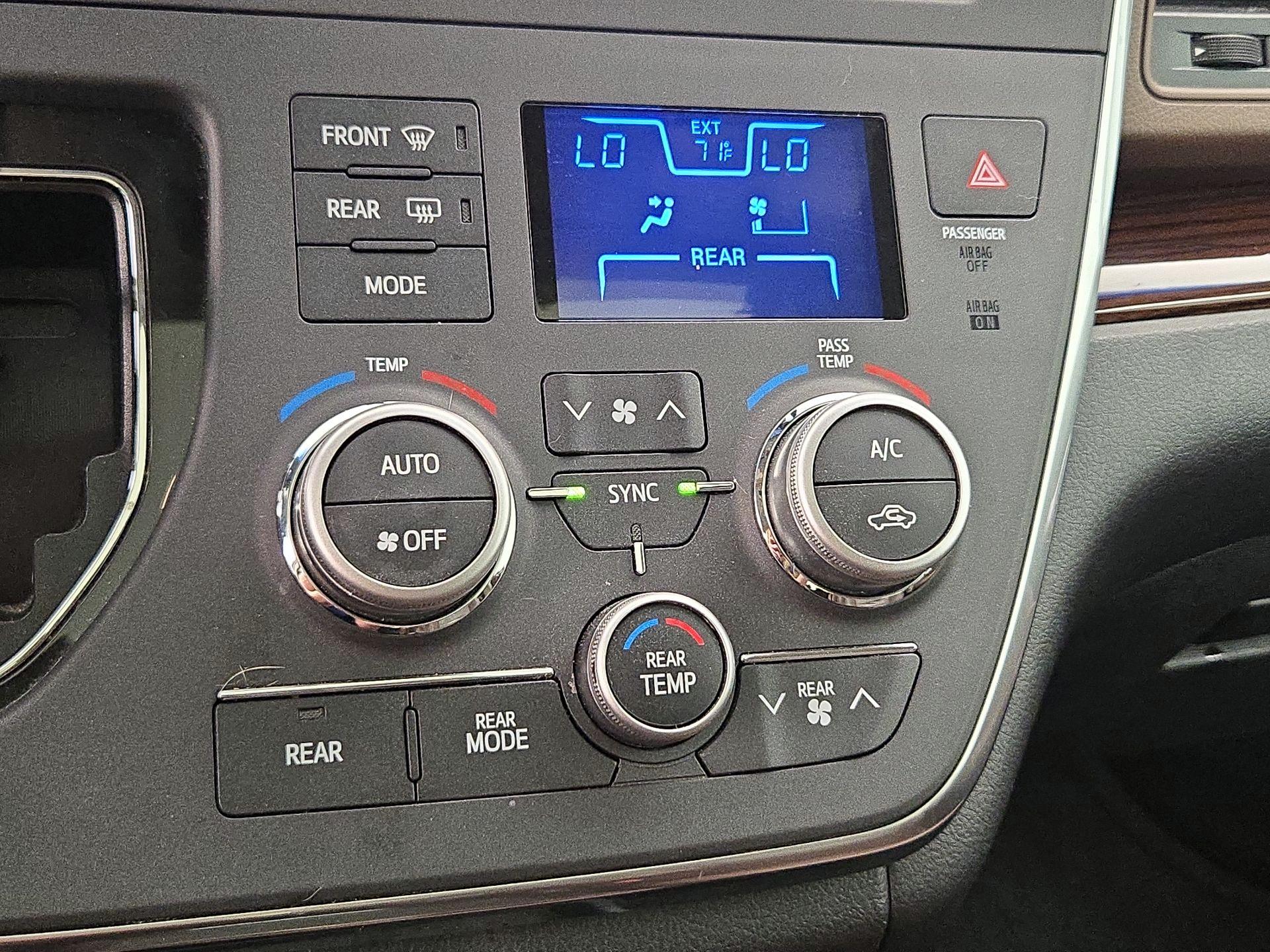 Thumbnail: 2017 Toyota Sienna - 17