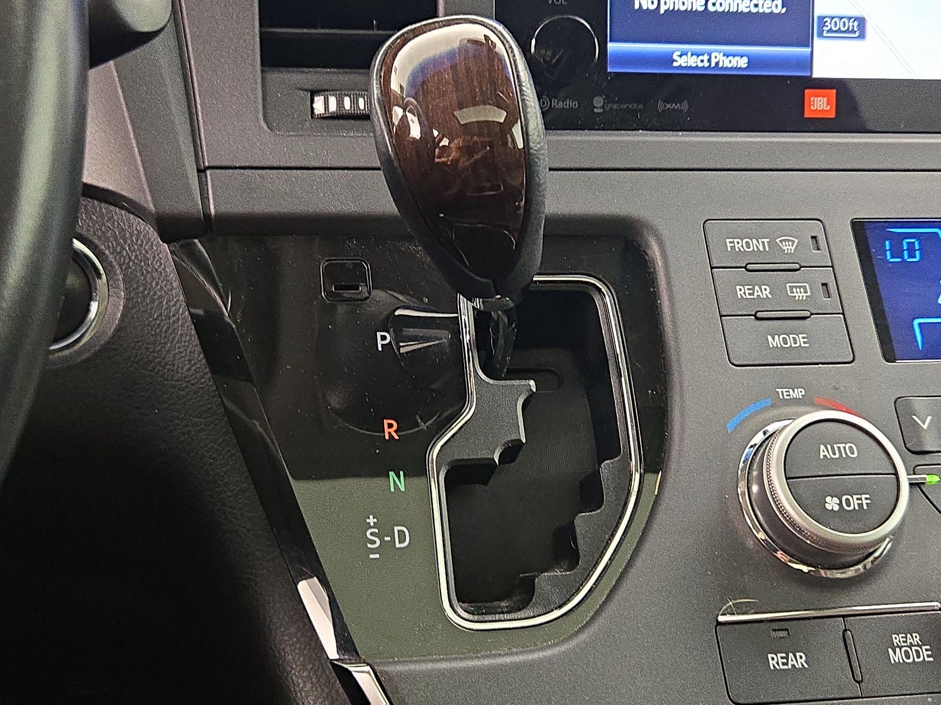 Thumbnail: 2017 Toyota Sienna - 18