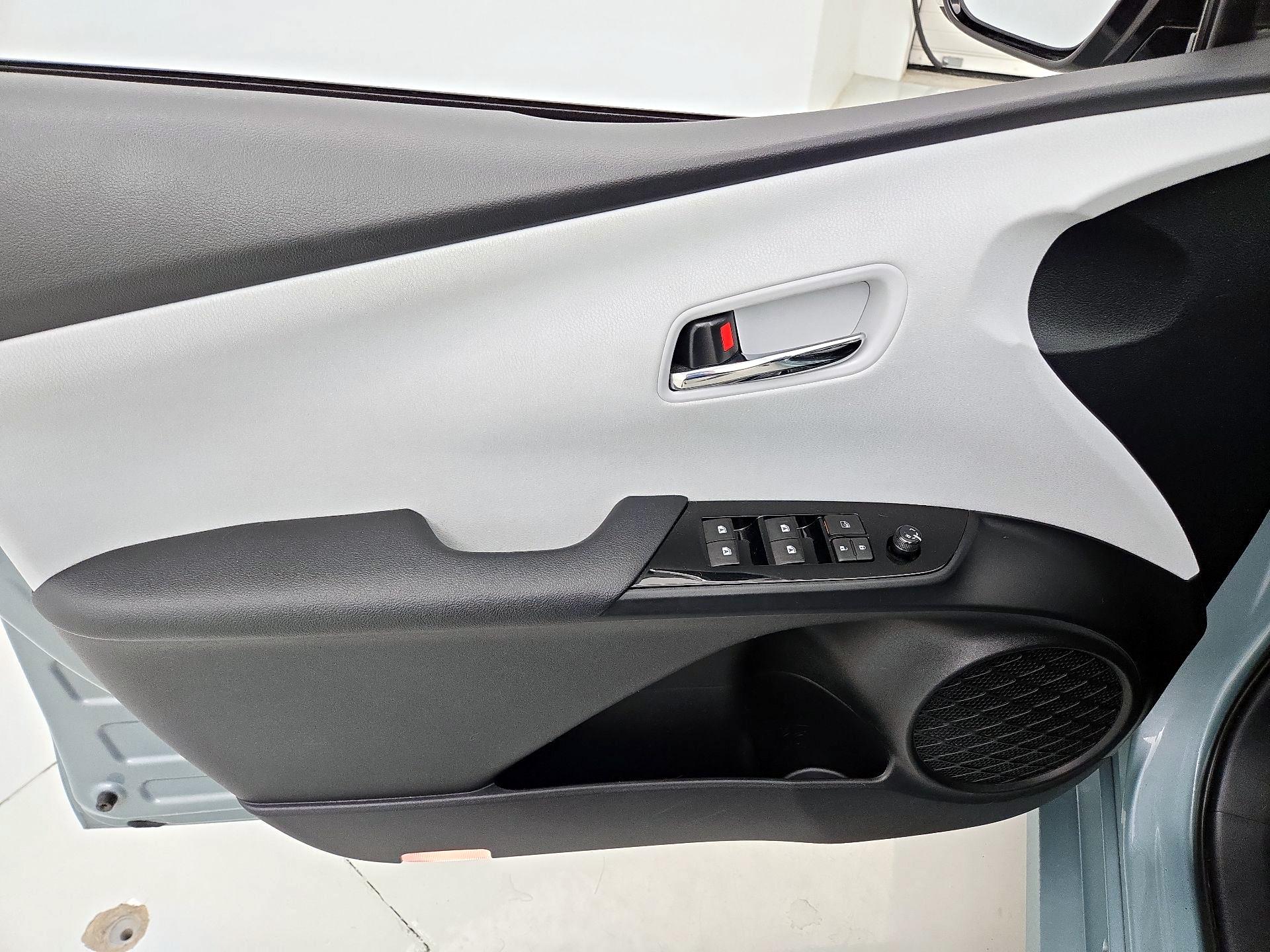 Thumbnail: 2016 Toyota Prius - 12