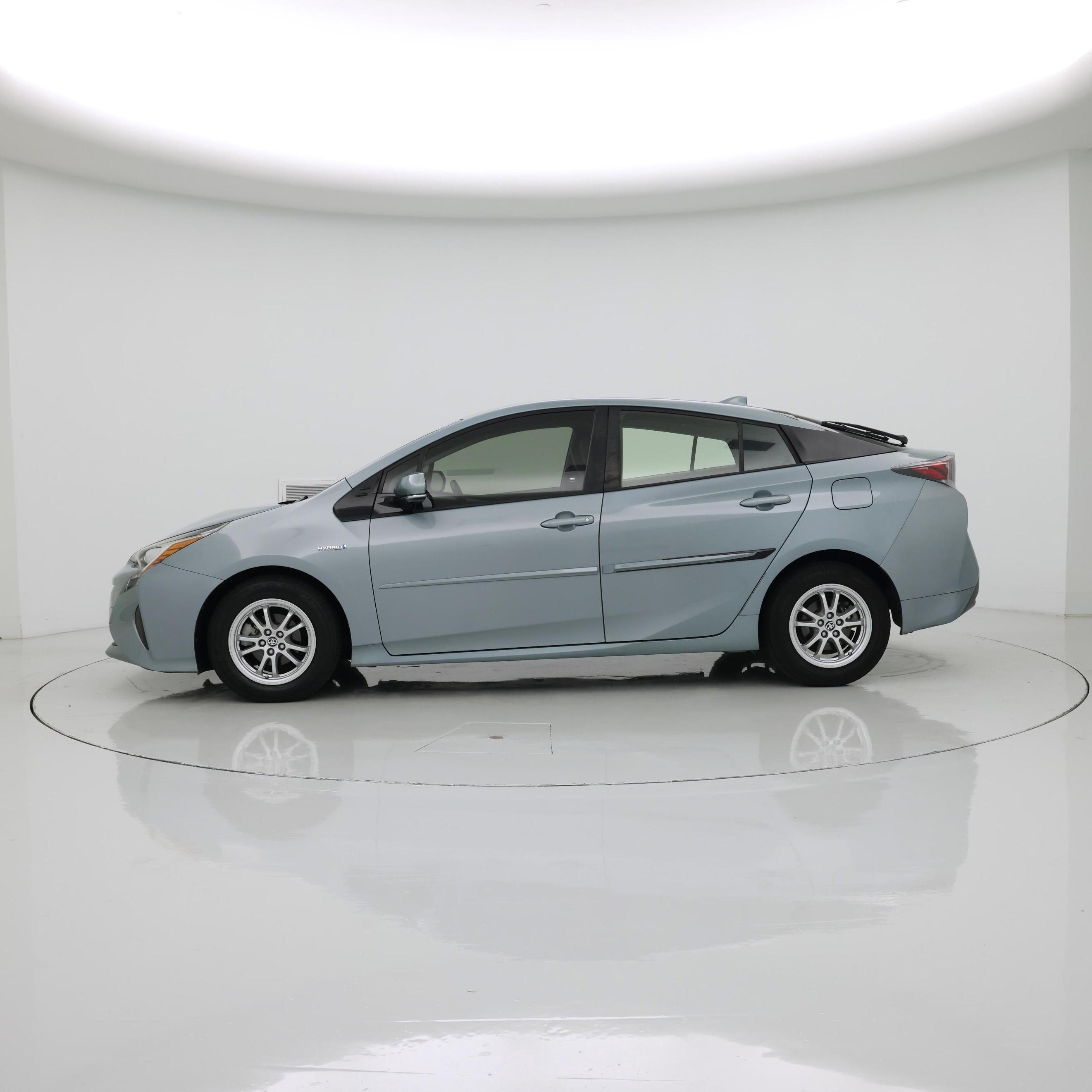 Thumbnail: 2016 Toyota Prius - 3