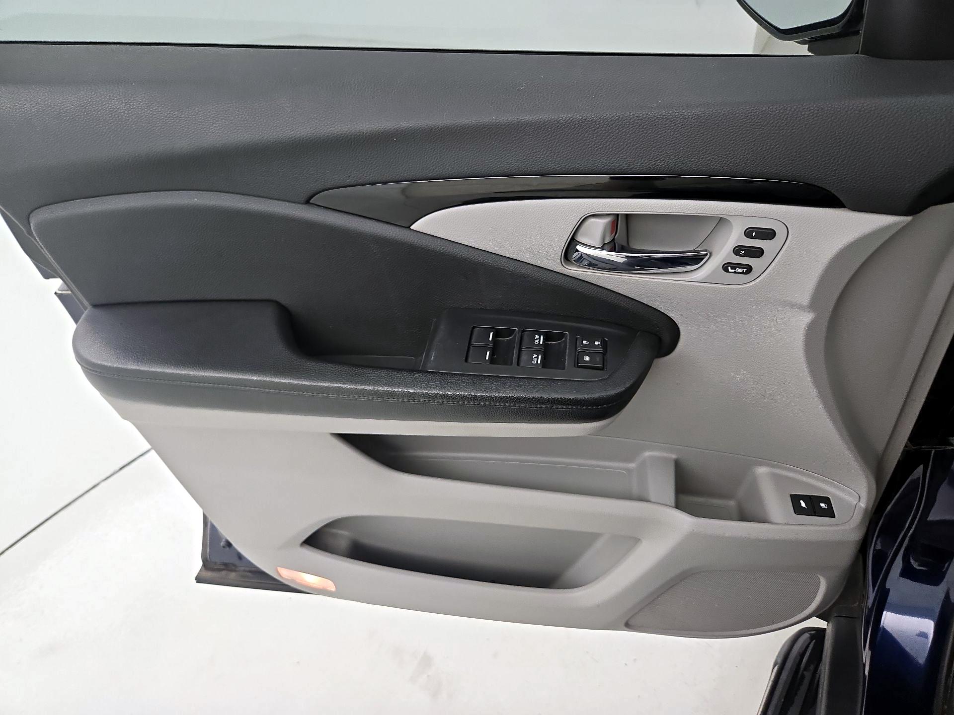 Thumbnail: 2017 Honda Pilot - 12