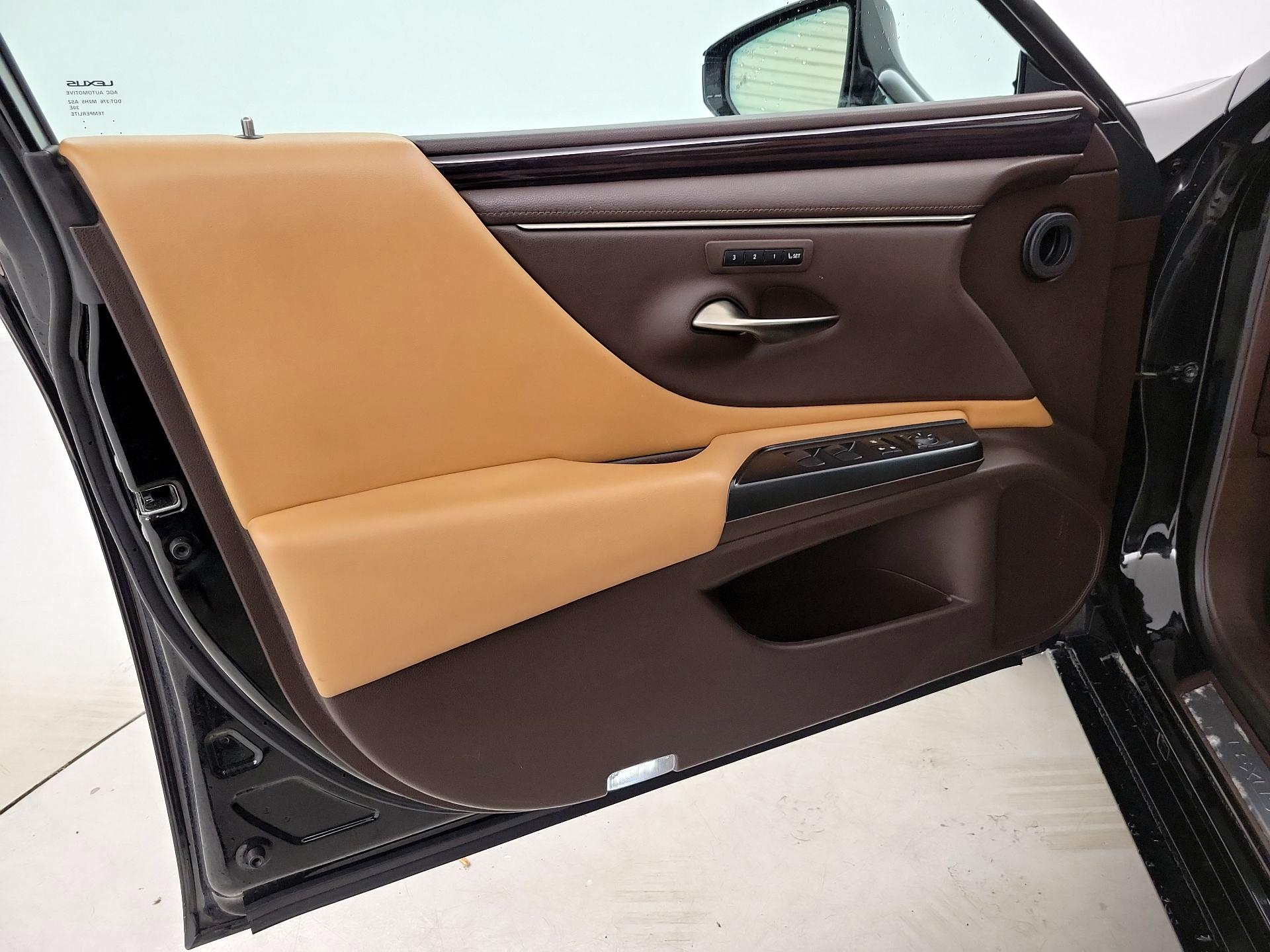 Thumbnail: 2019 Lexus ES - 12