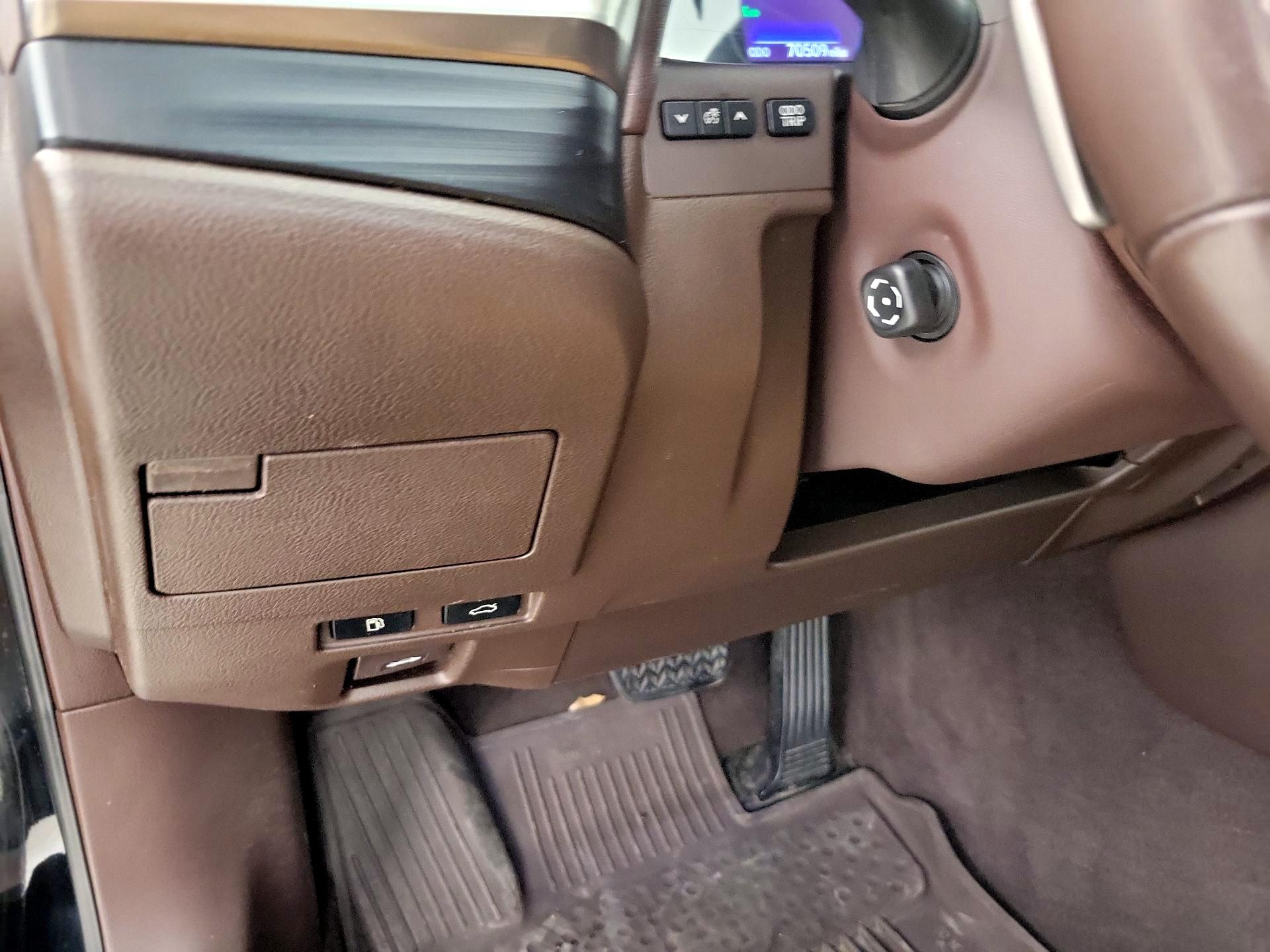 Thumbnail: 2019 Lexus ES - 13