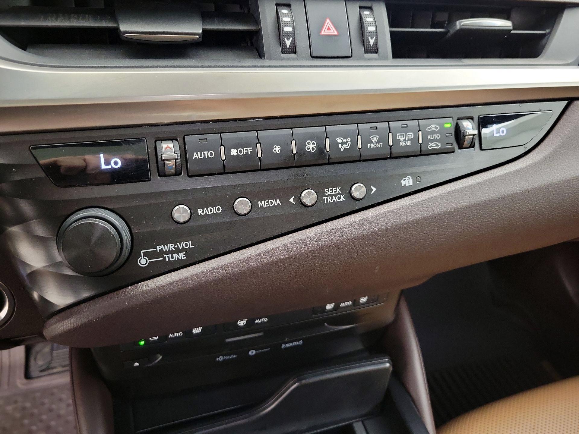 Thumbnail: 2019 Lexus ES - 17