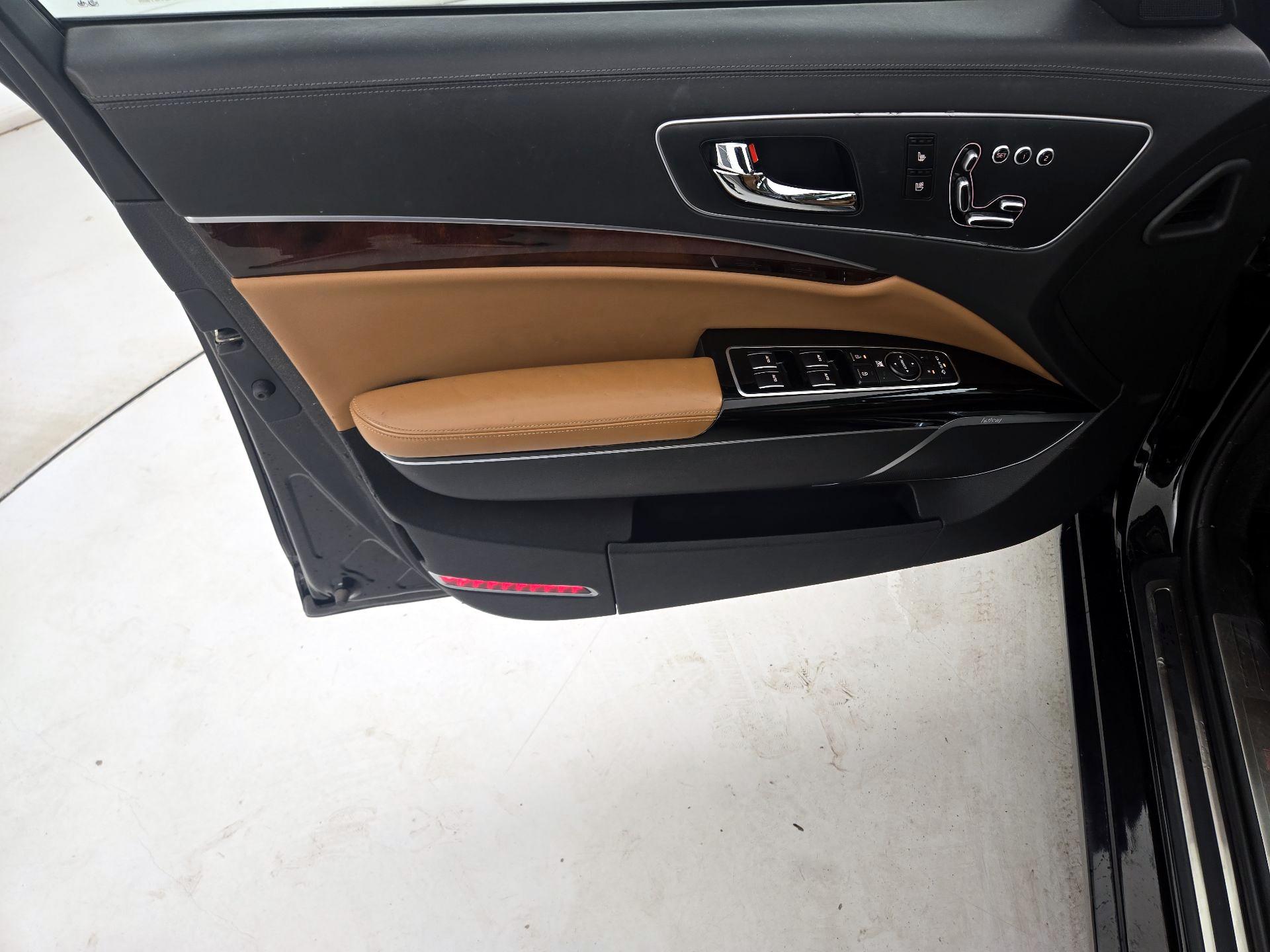 Thumbnail: 2017 Kia K900 - 12