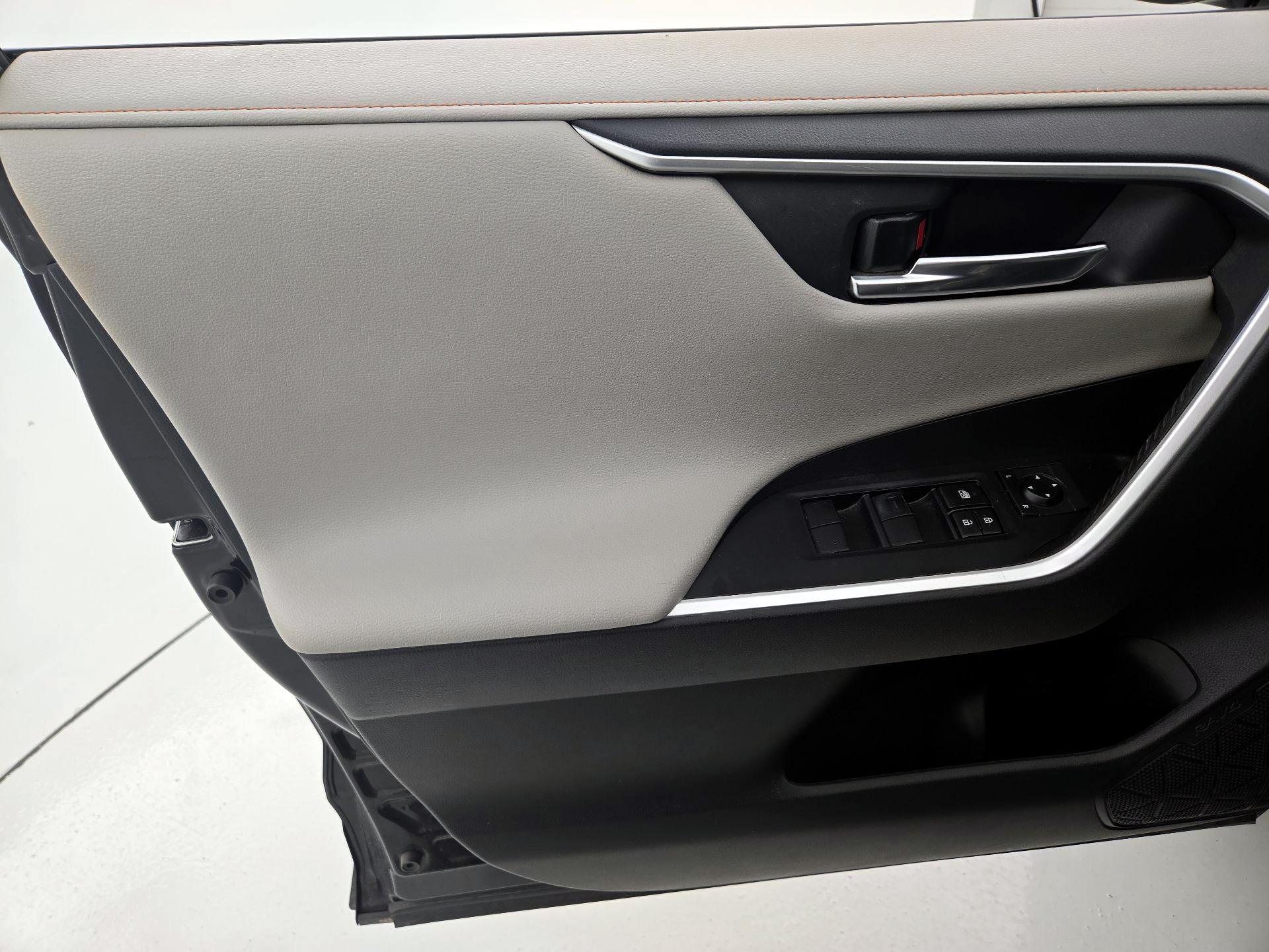 Thumbnail: 2020 Toyota RAV4 - 12