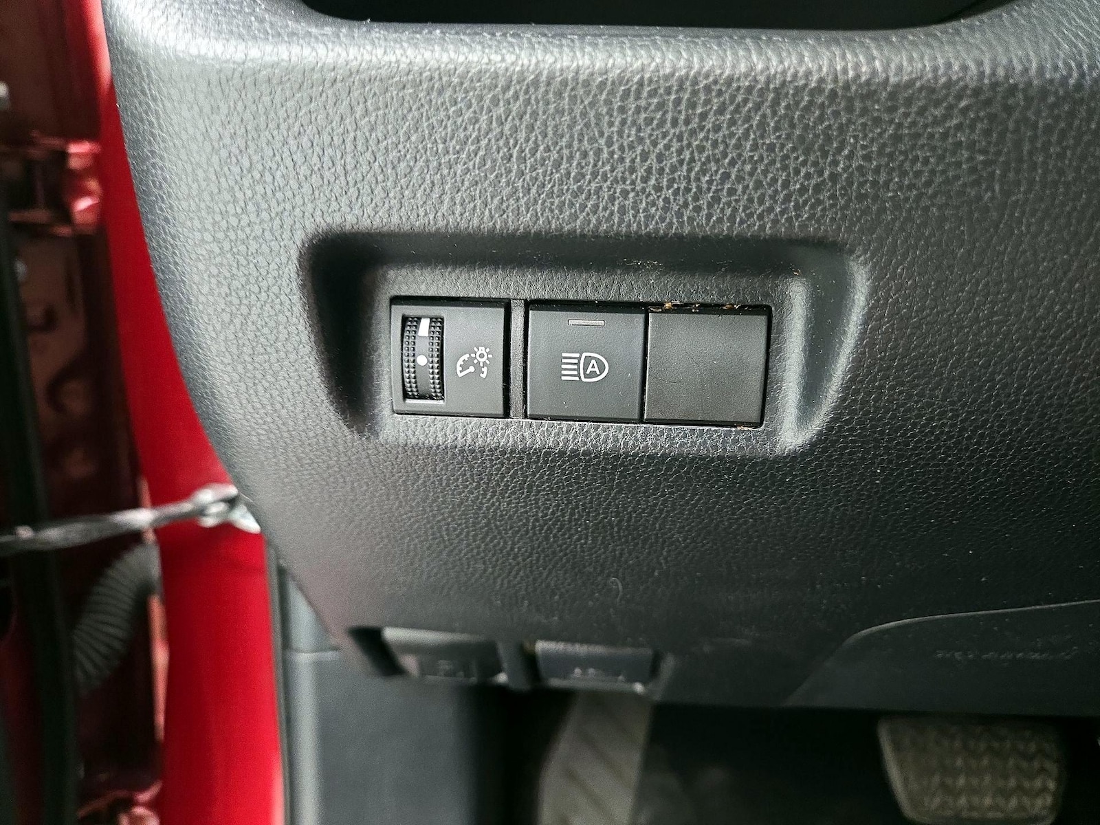 2019 Toyota RAV4 LE - Photo 14