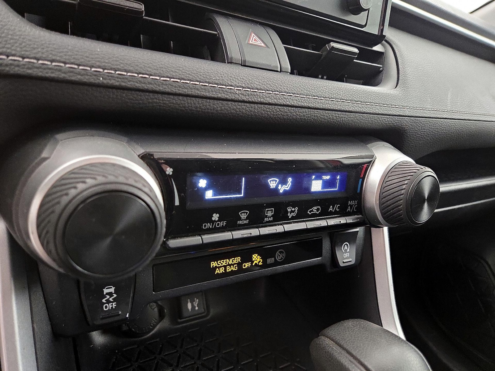 2019 Toyota RAV4 LE - Photo 17