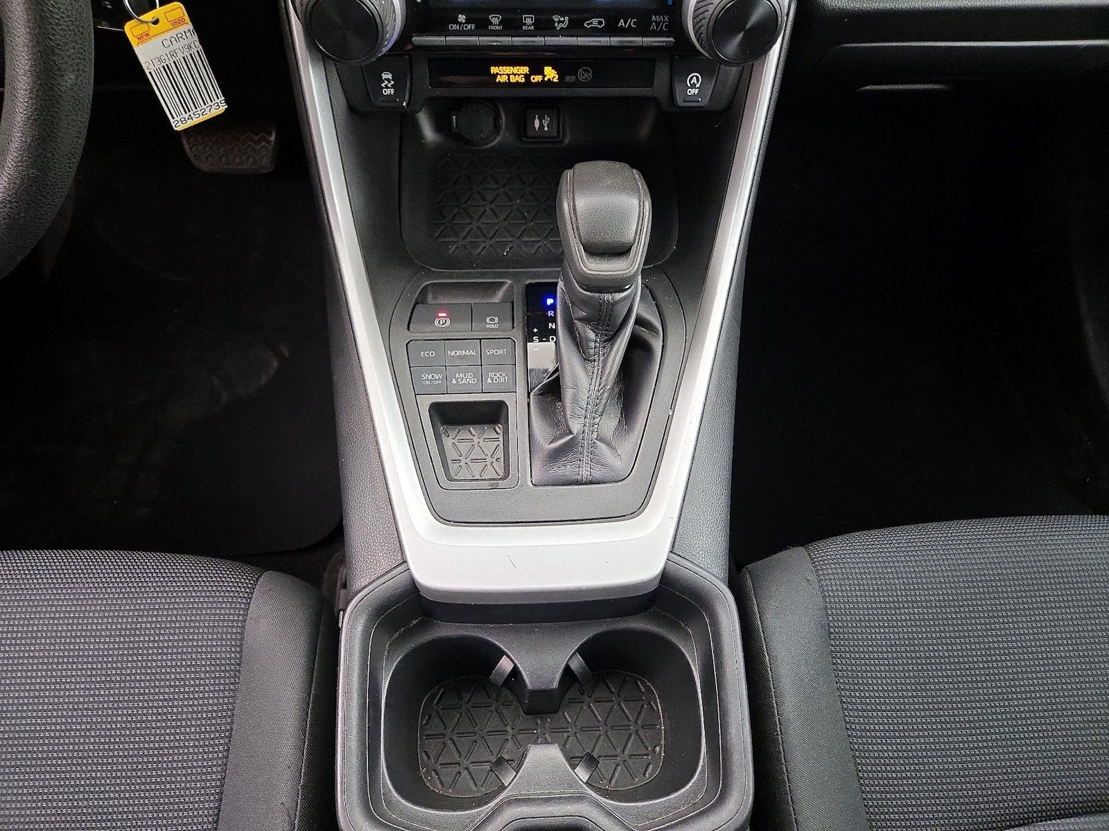 2019 Toyota RAV4 LE - Photo 18