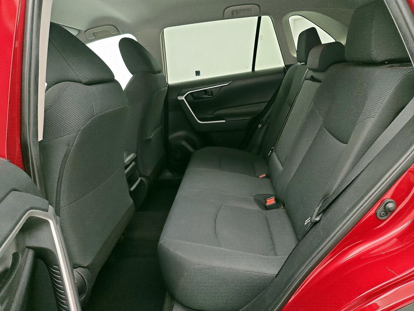 2019 Toyota RAV4 LE - Photo 20