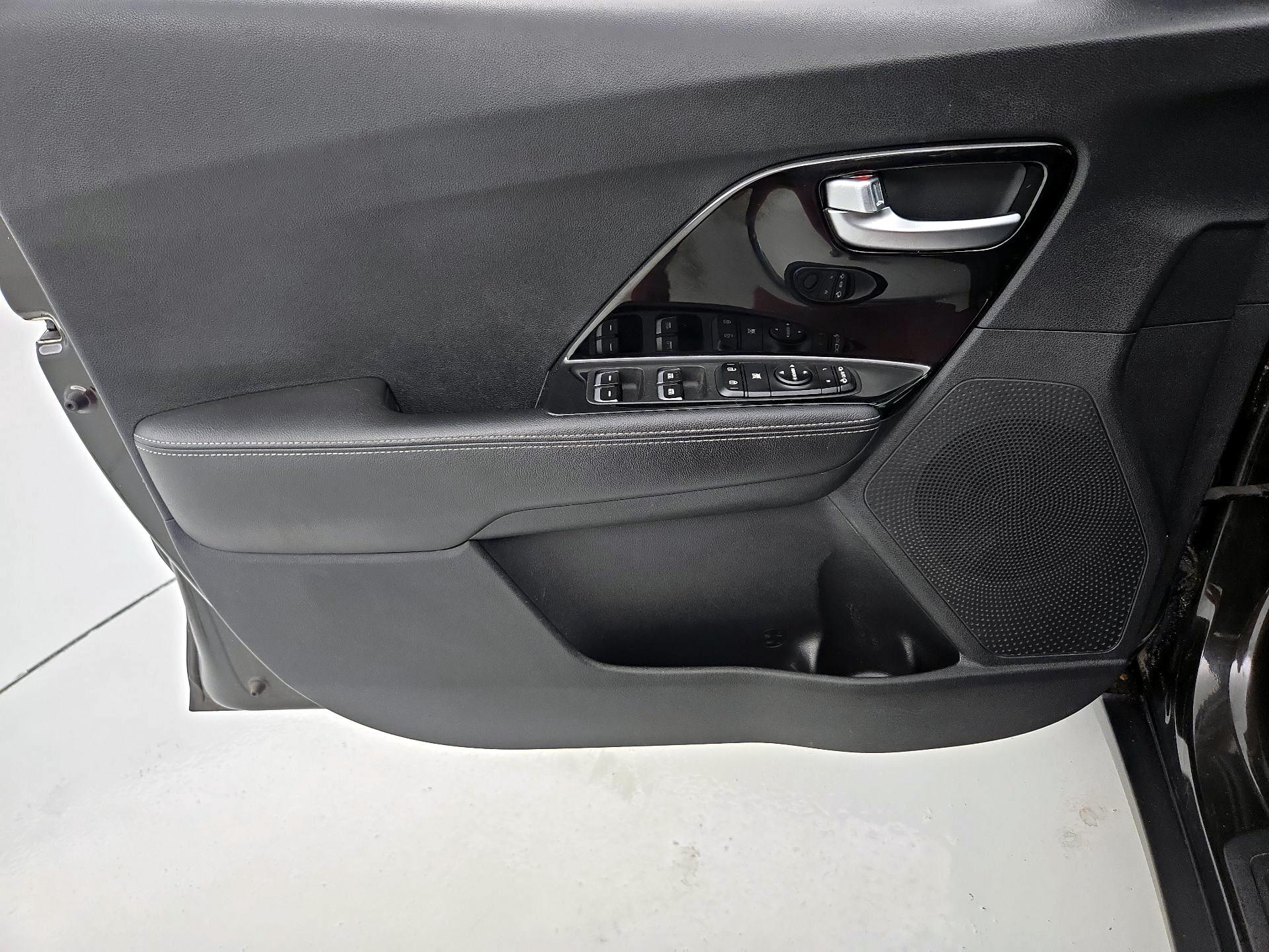 Thumbnail: 2017 Kia Niro - 12