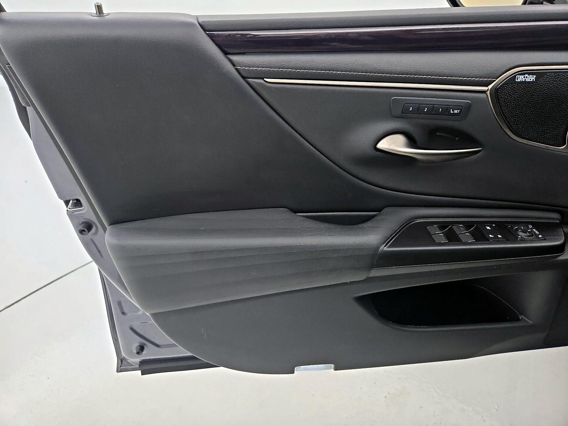 Thumbnail: 2021 Lexus ES - 12