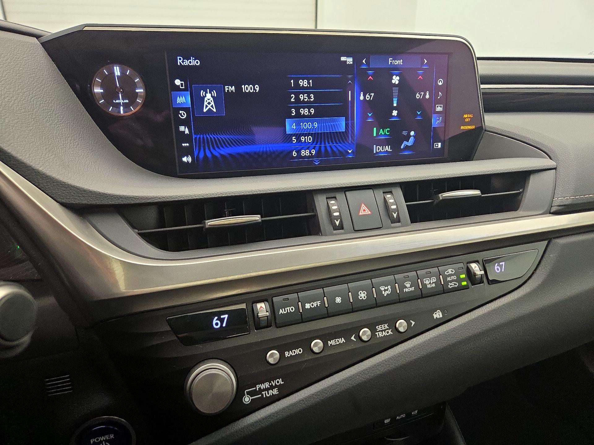 Thumbnail: 2021 Lexus ES - 16