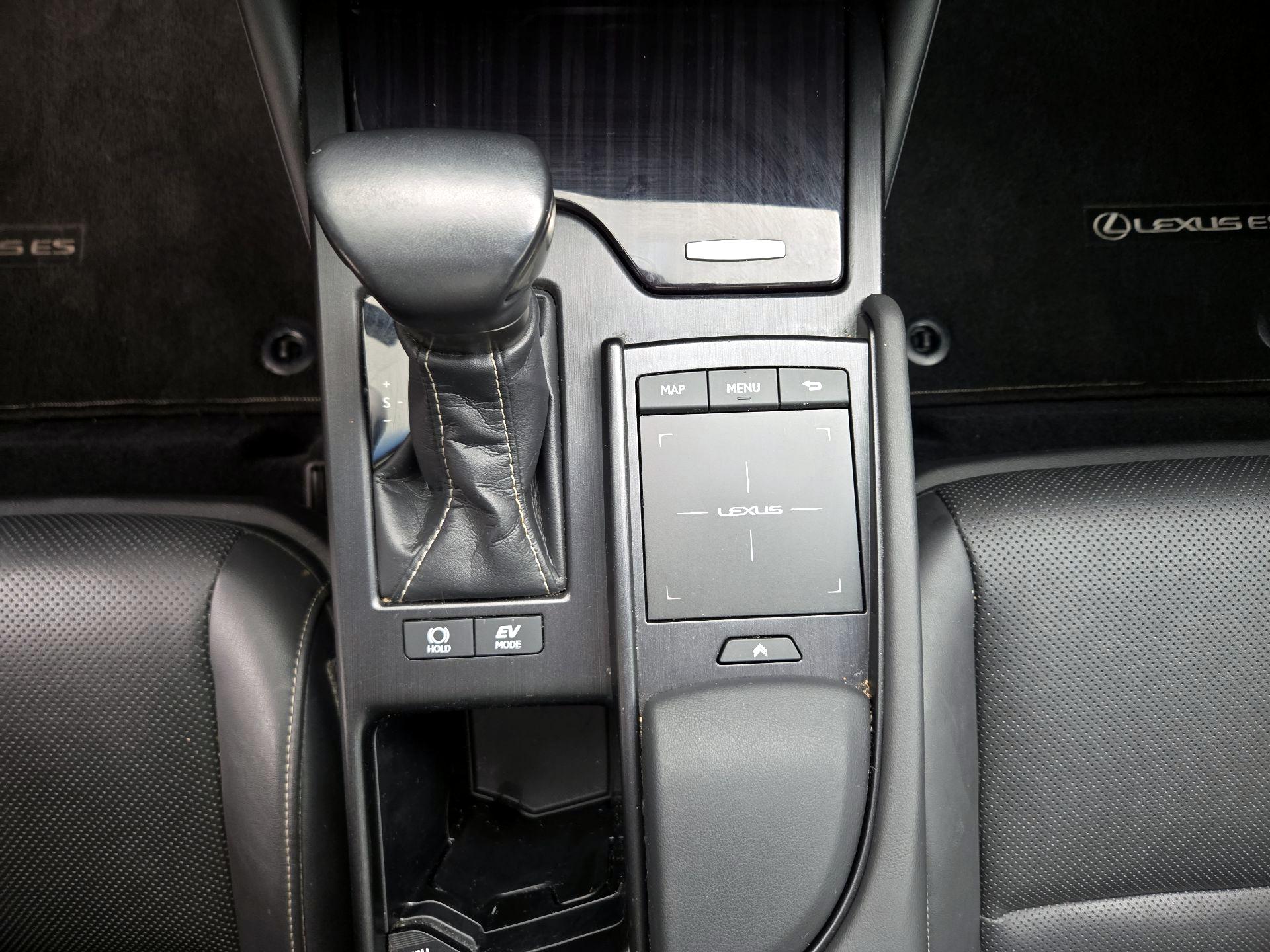 Thumbnail: 2021 Lexus ES - 18