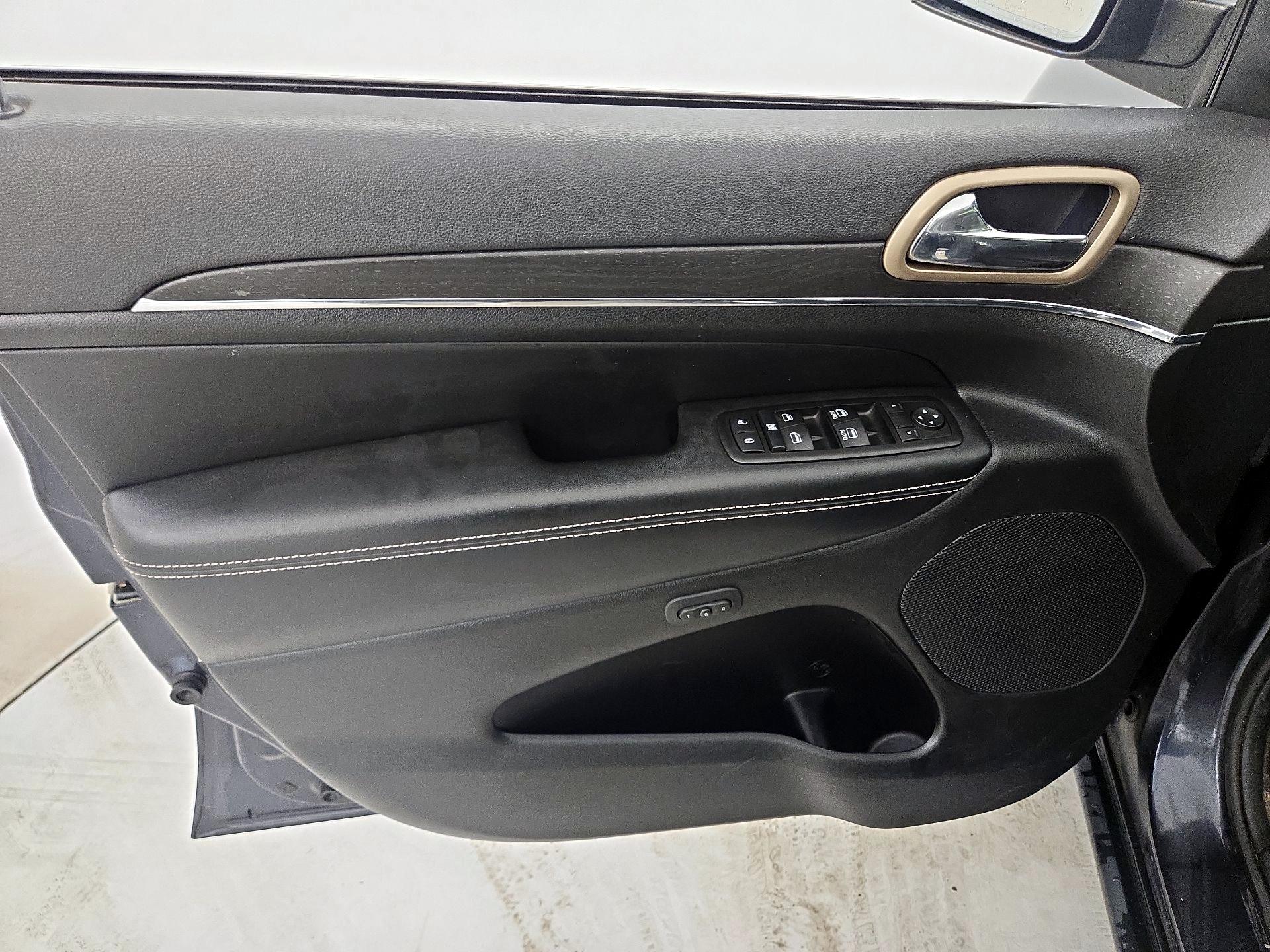 Thumbnail: 2015 Jeep Grand Cherokee - 12
