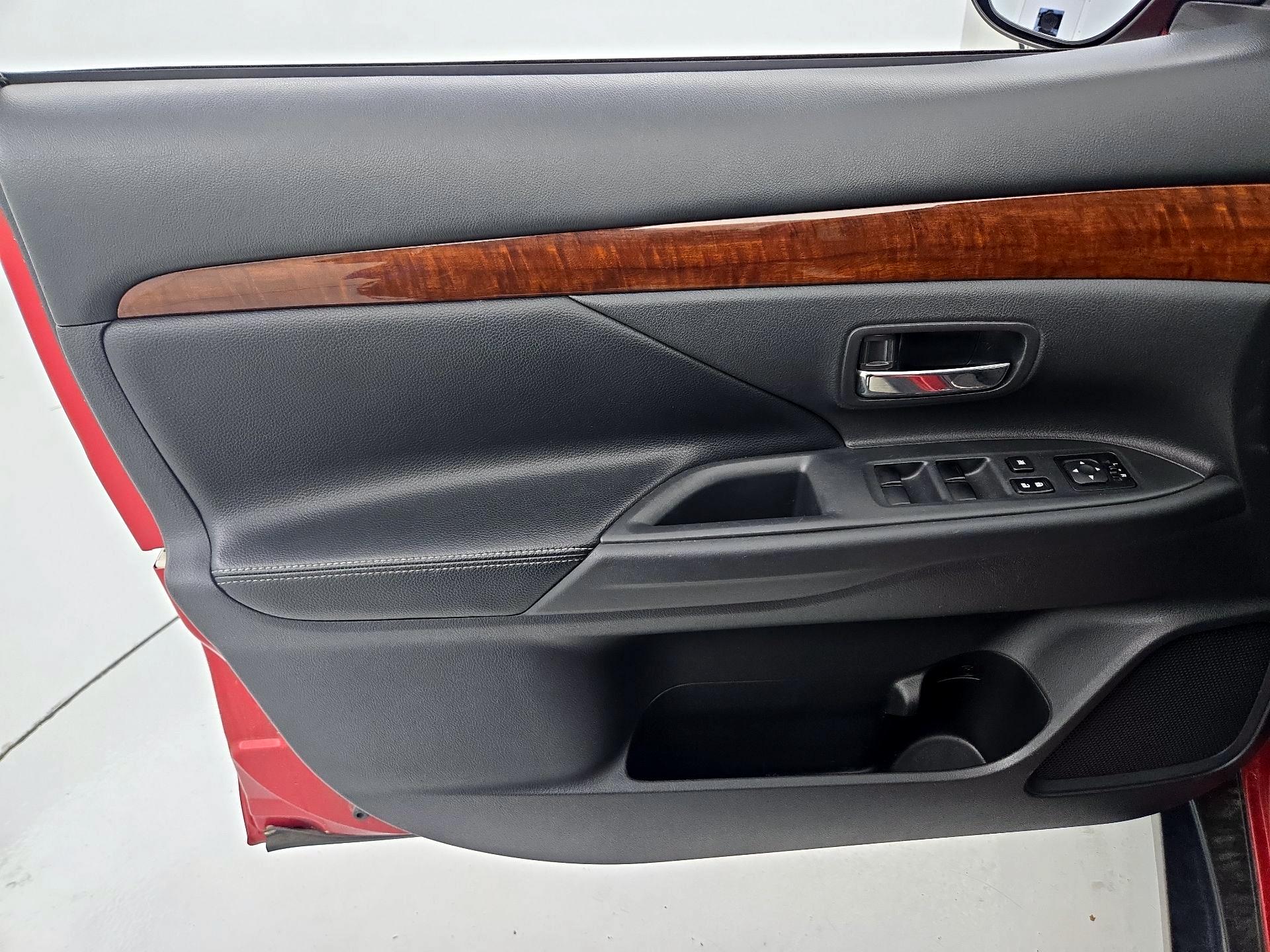 Thumbnail: 2015 Mitsubishi Outlander - 12