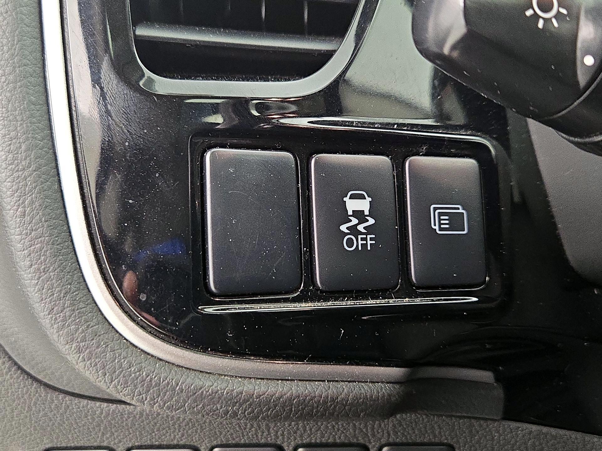 Thumbnail: 2015 Mitsubishi Outlander - 13