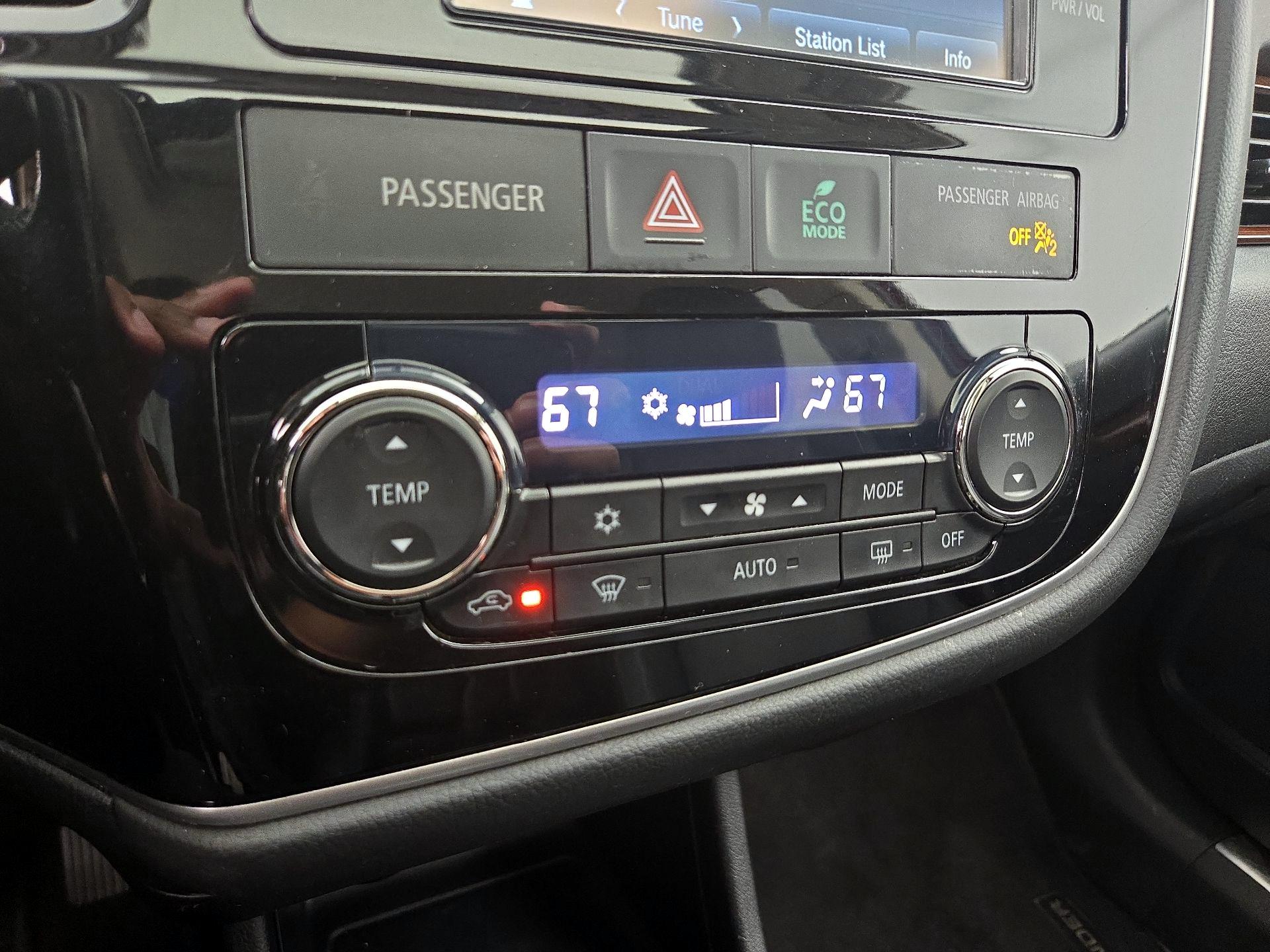 Thumbnail: 2015 Mitsubishi Outlander - 16