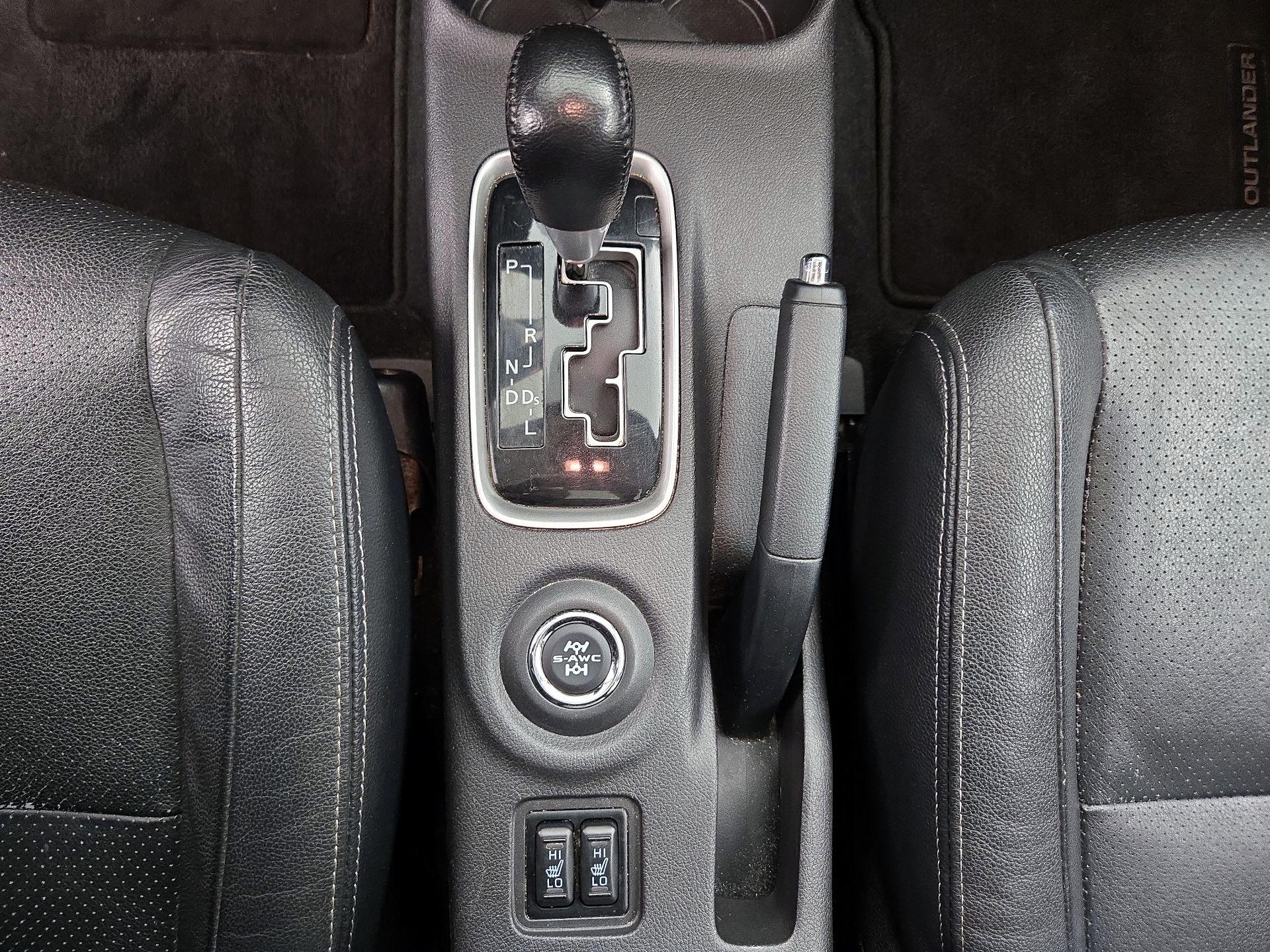 Thumbnail: 2015 Mitsubishi Outlander - 17