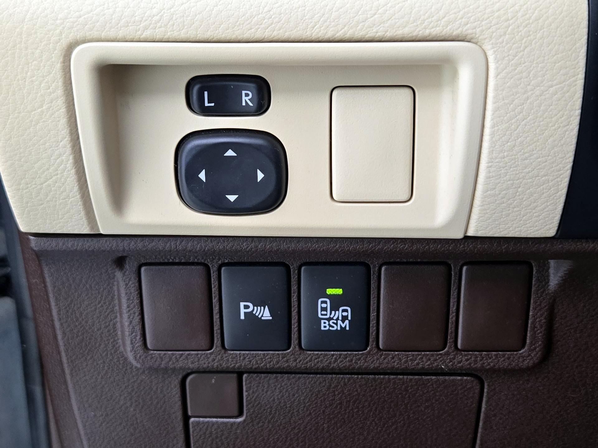 Thumbnail: 2016 Lexus ES - 13