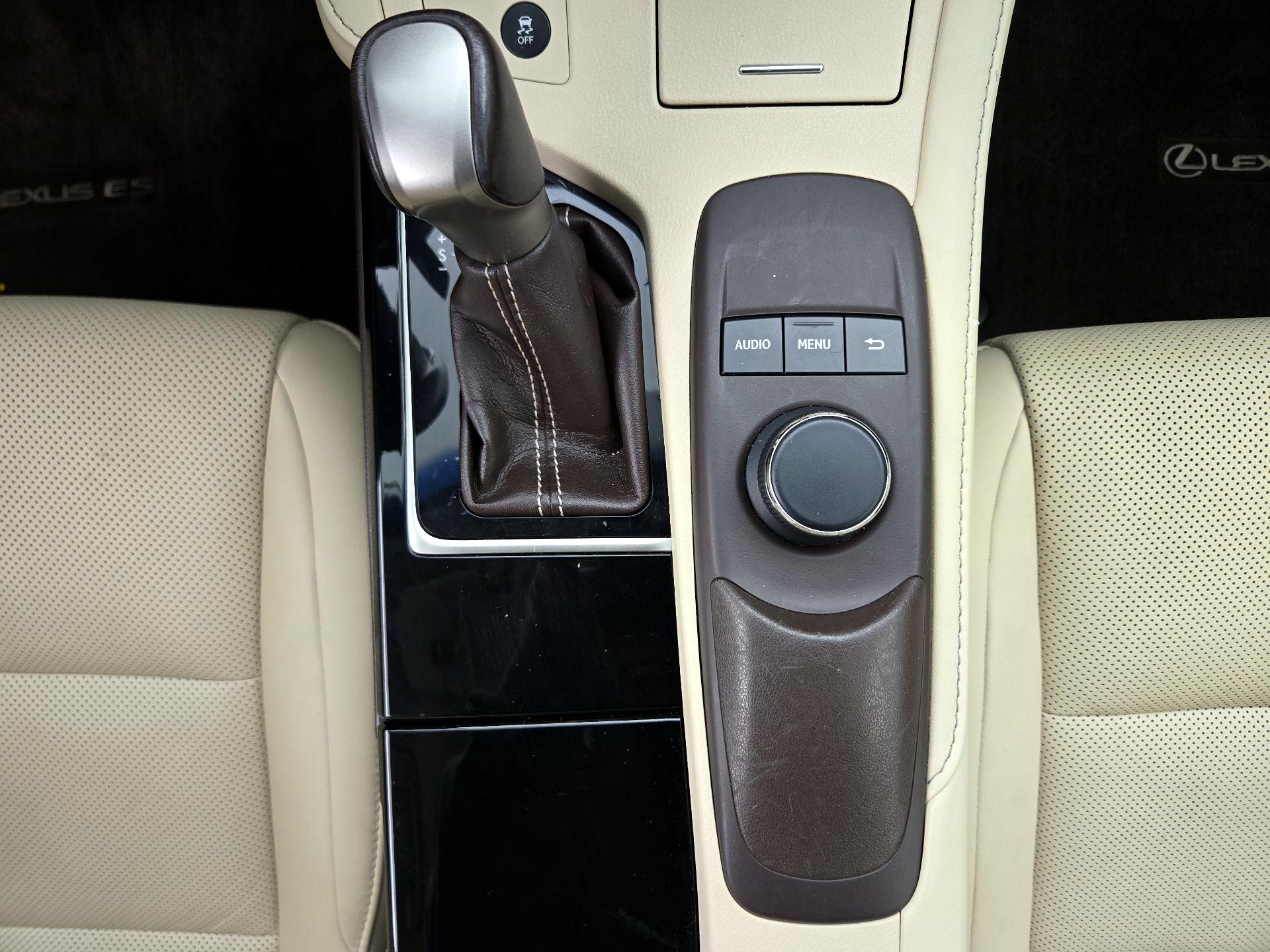 Thumbnail: 2016 Lexus ES - 17