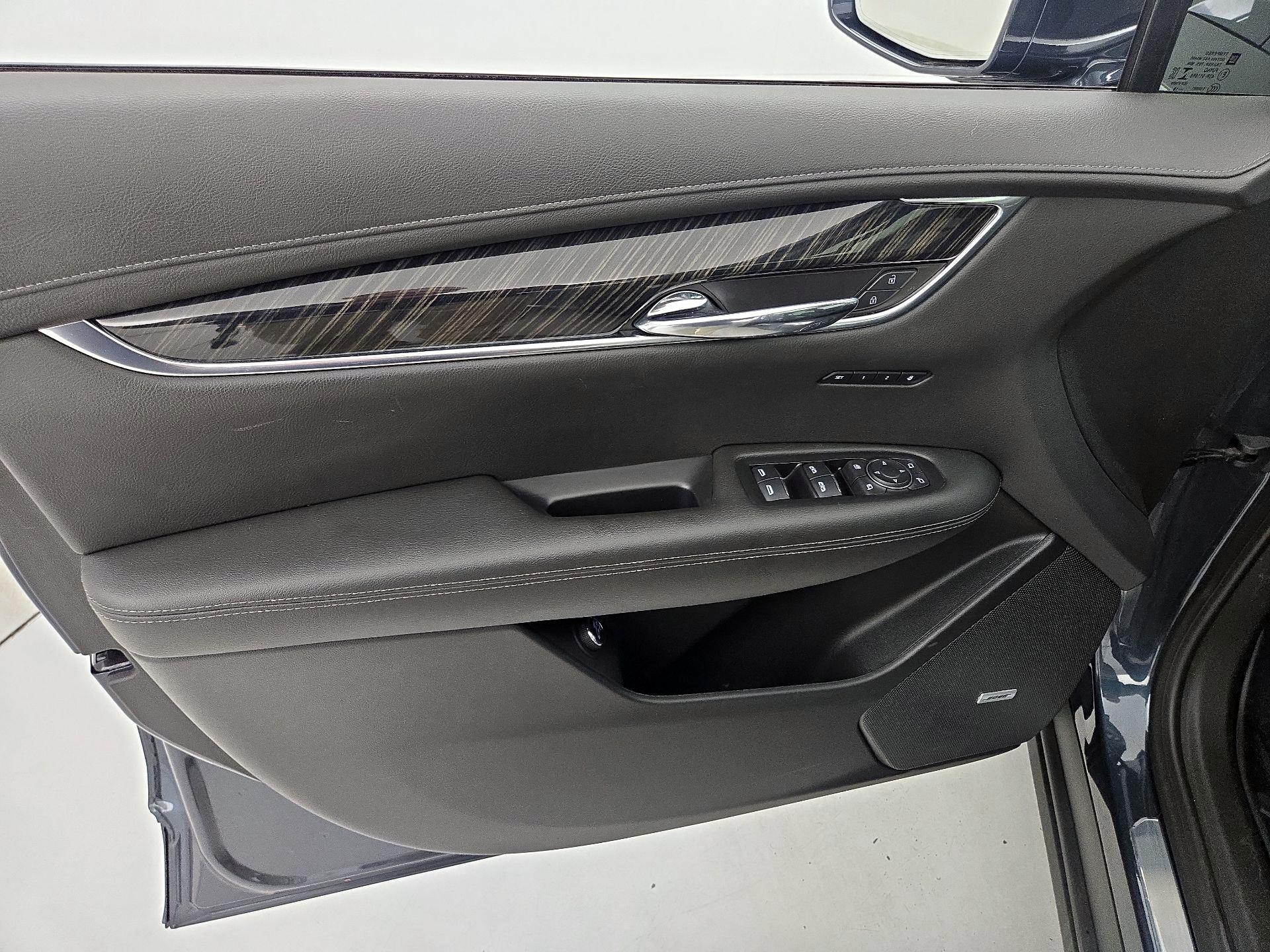 Thumbnail: 2020 Cadillac XT6 - 12