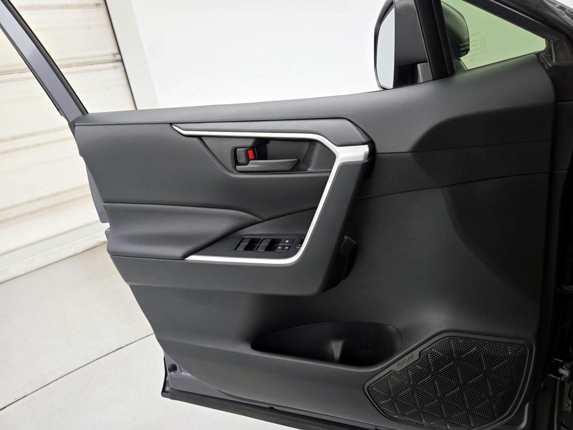 Thumbnail: 2019 Toyota RAV4 - 12