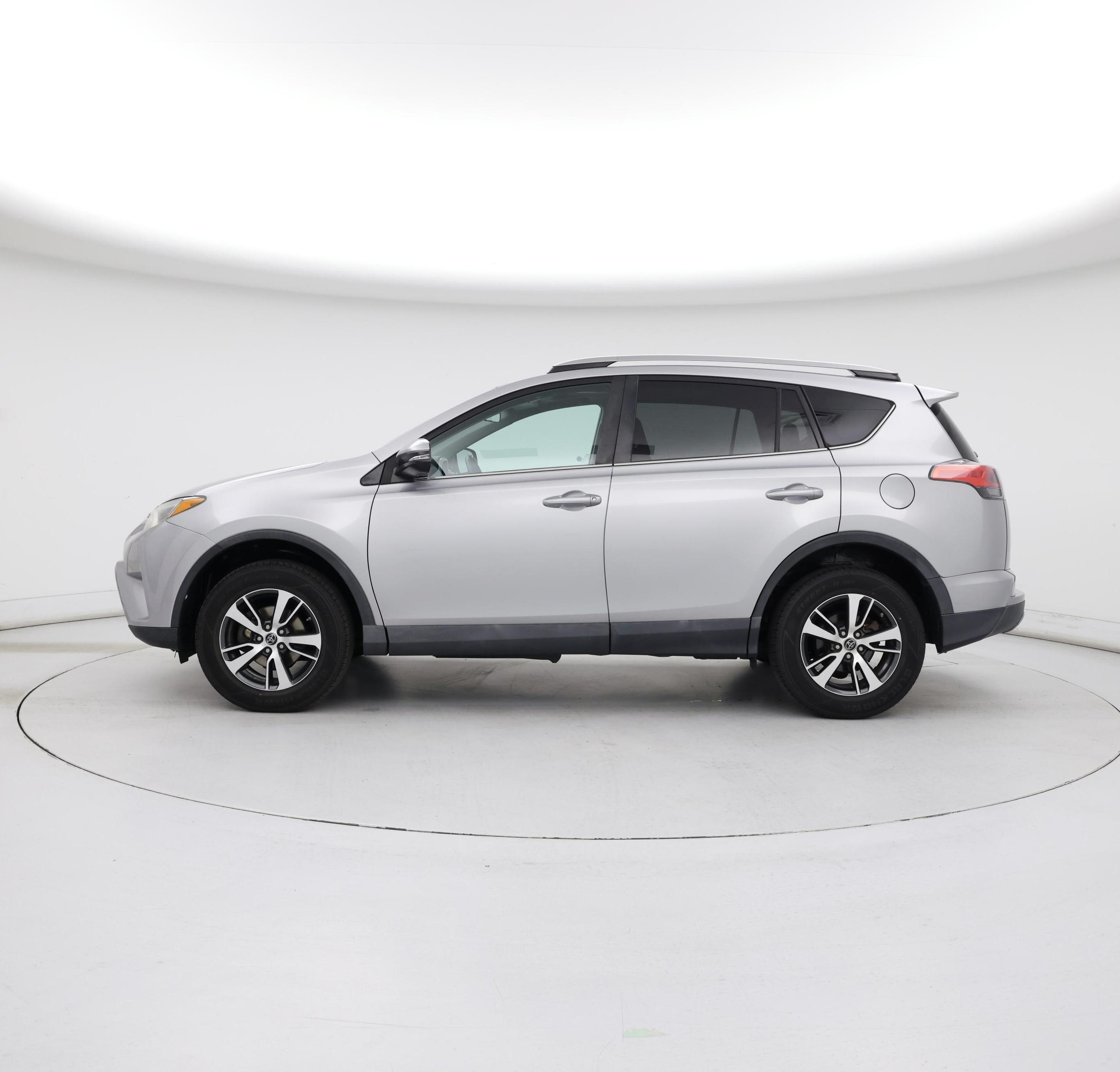 Thumbnail: 2018 Toyota RAV4 - 3