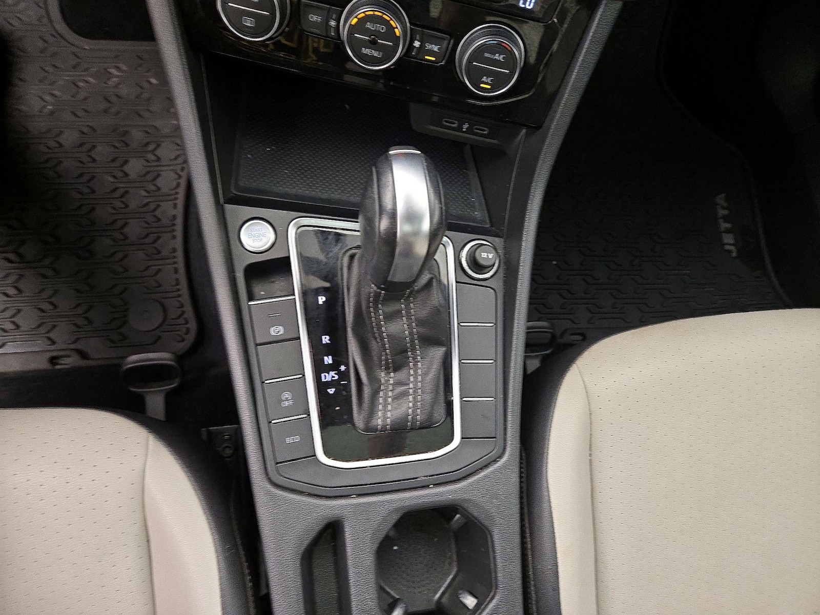 2020 Volkswagen Jetta R-Line - Photo 18