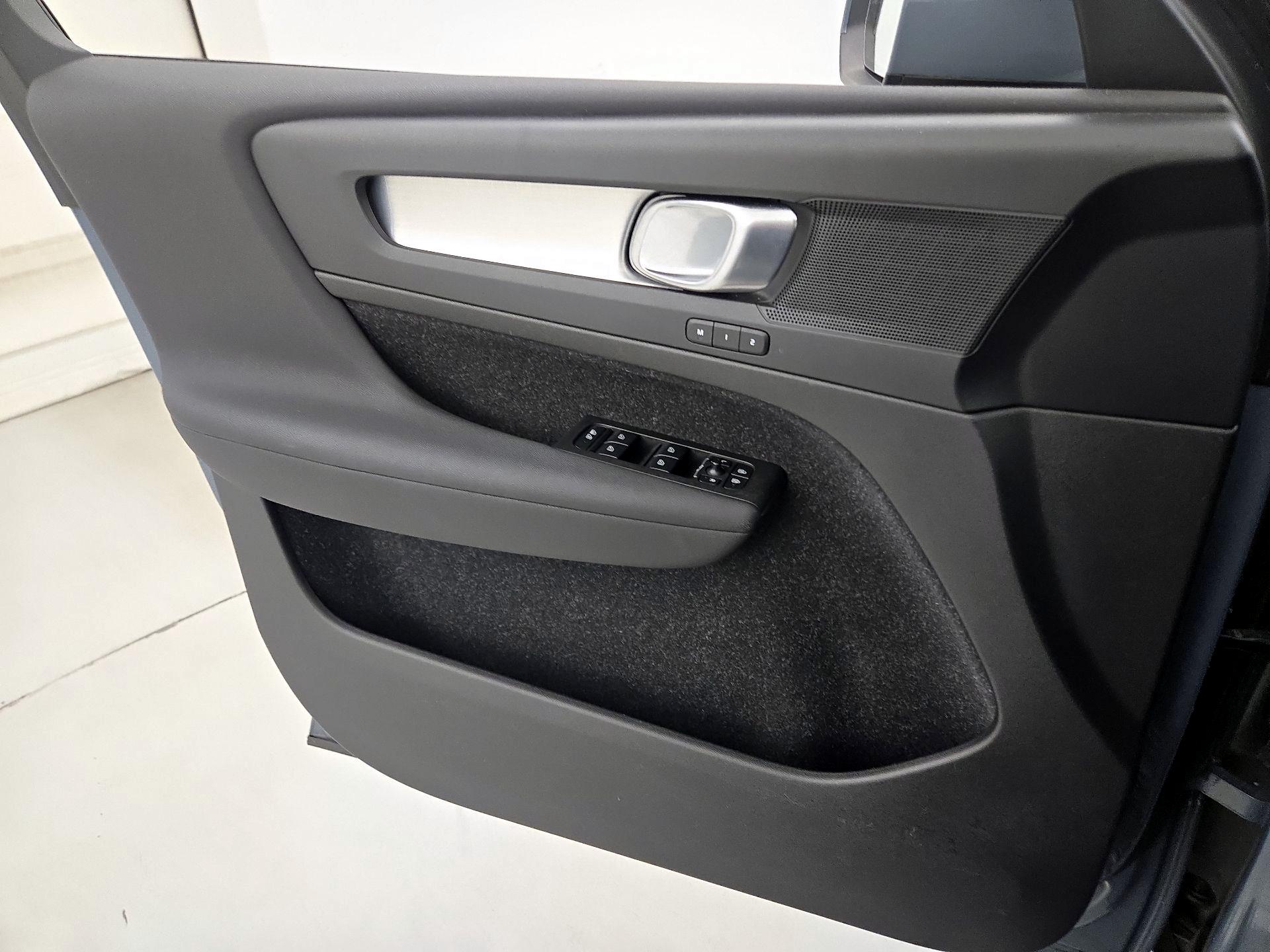 Thumbnail: 2020 Volvo XC40 - 12