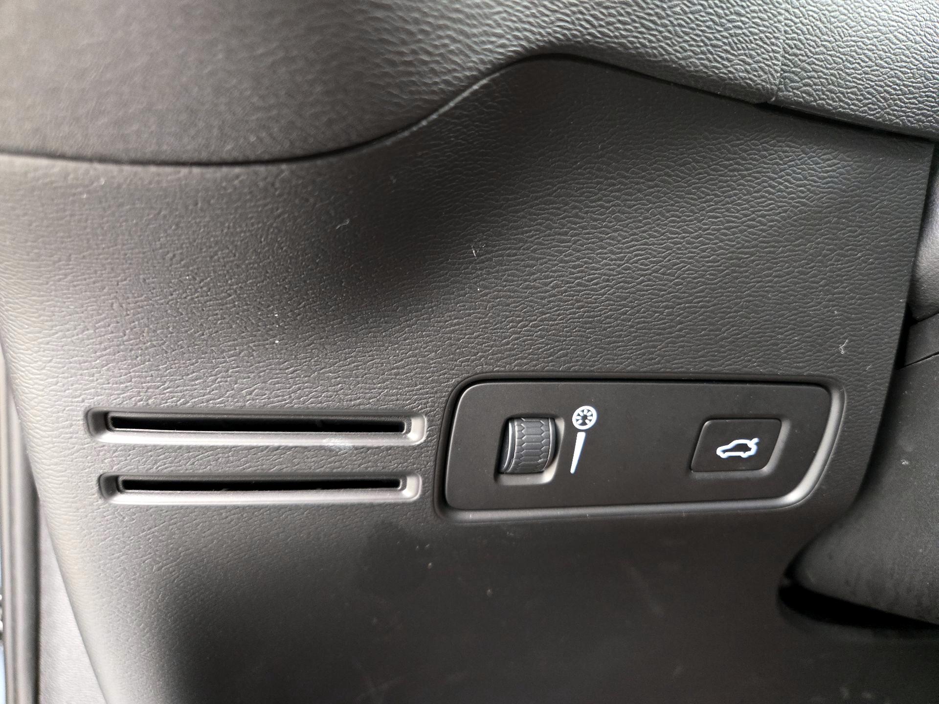 Thumbnail: 2020 Volvo XC40 - 13