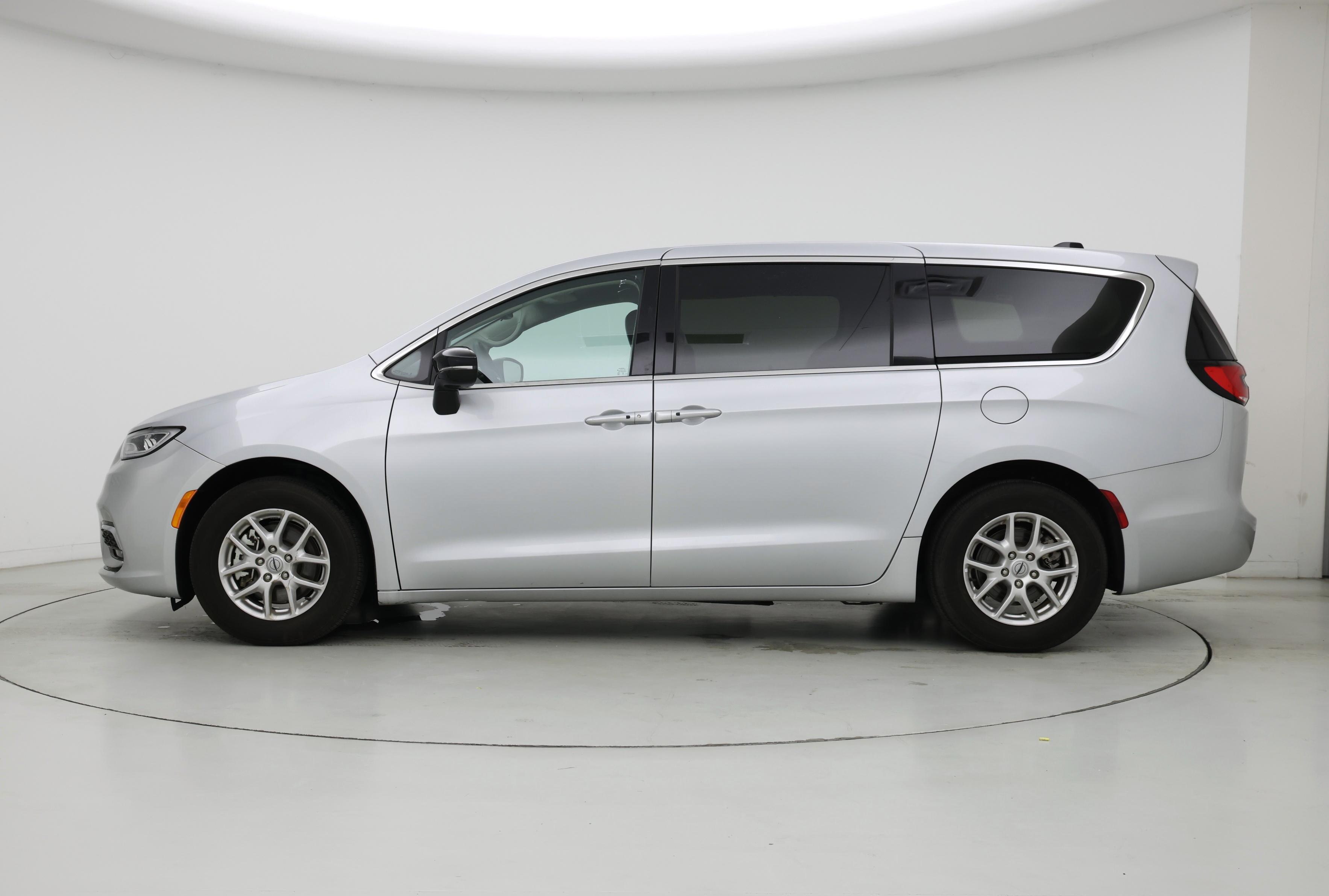 Thumbnail: 2024 Chrysler Pacifica - 3