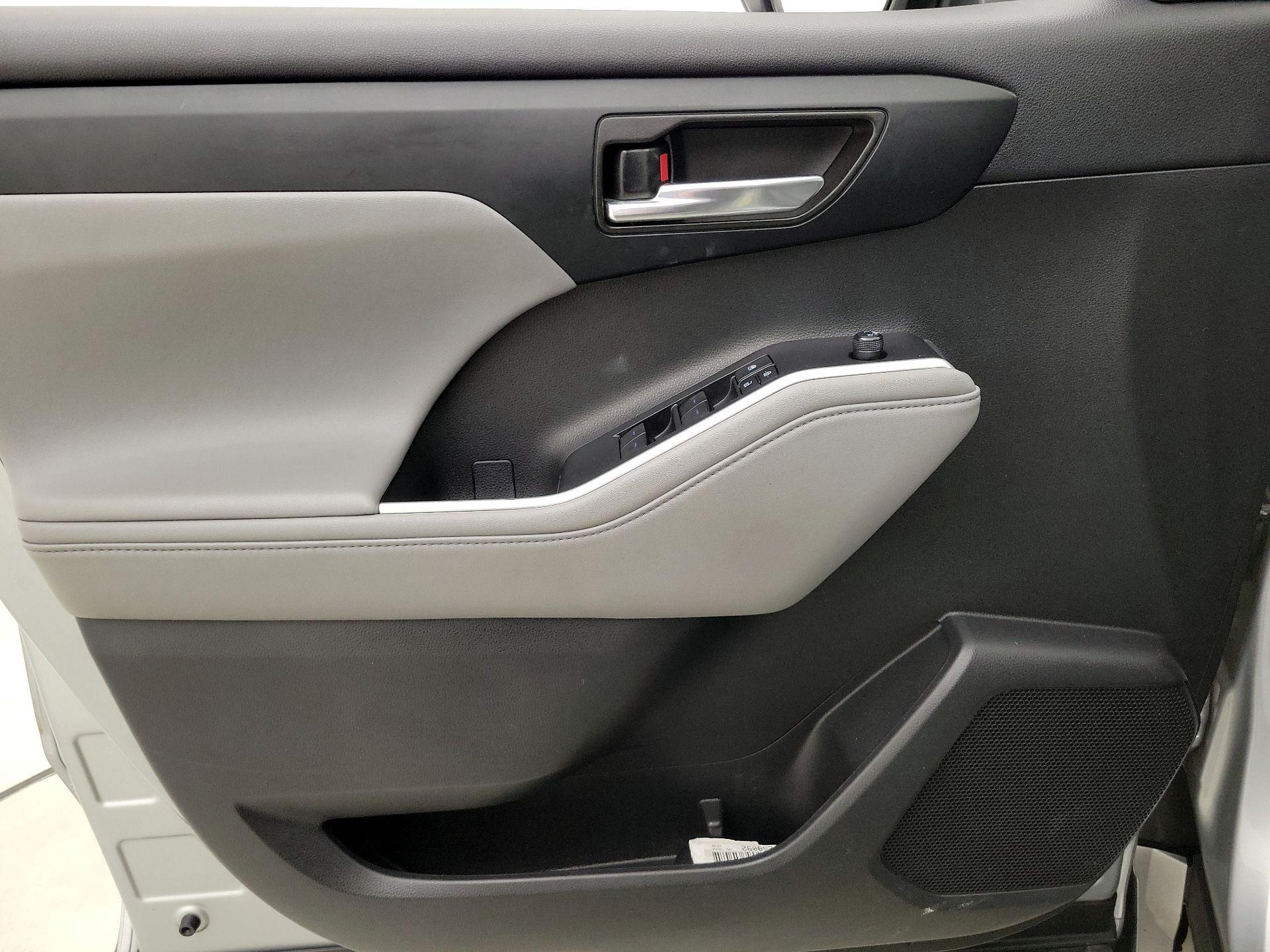 Thumbnail: 2020 Toyota Highlander - 12