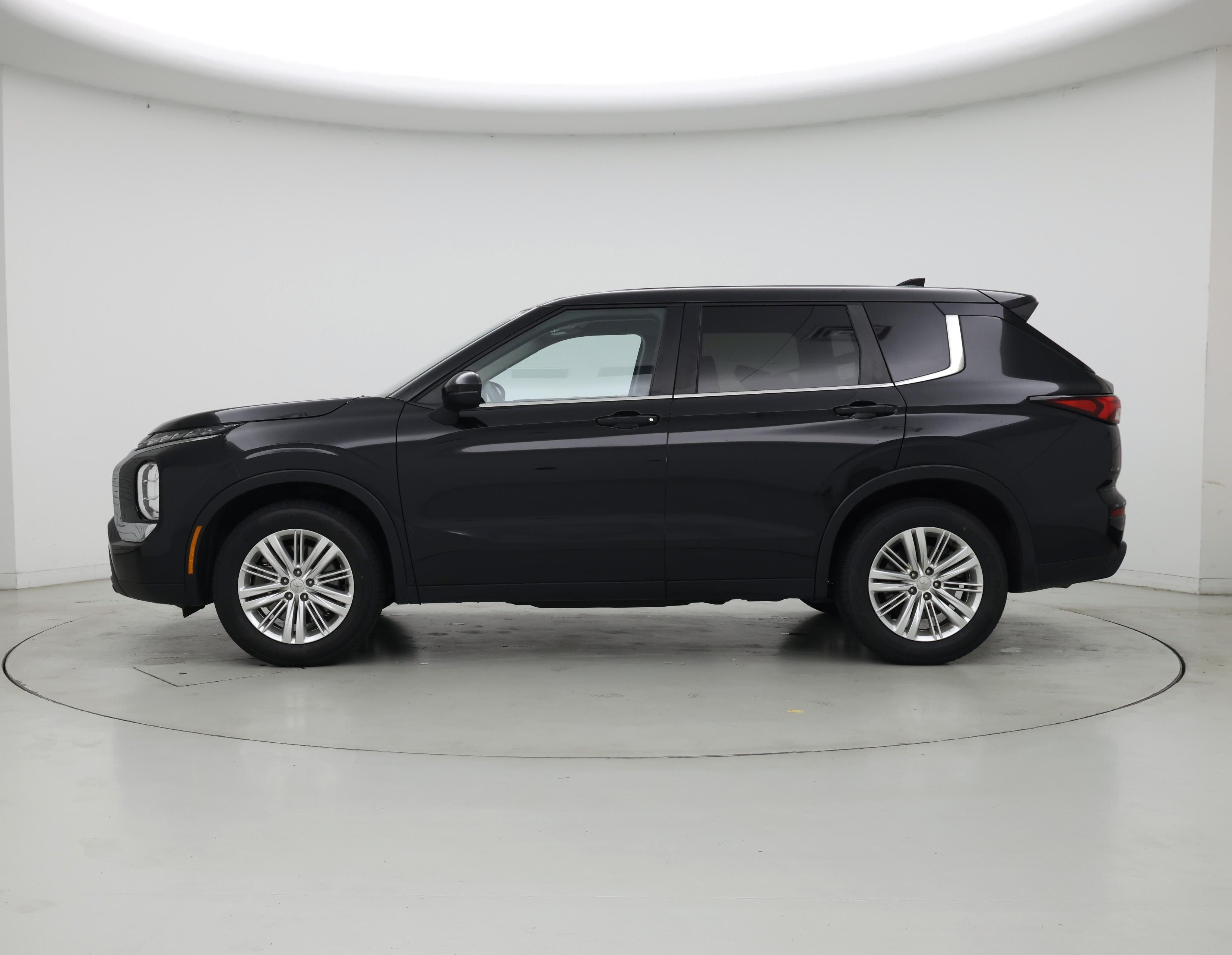 Thumbnail: 2024 Mitsubishi Outlander - 3