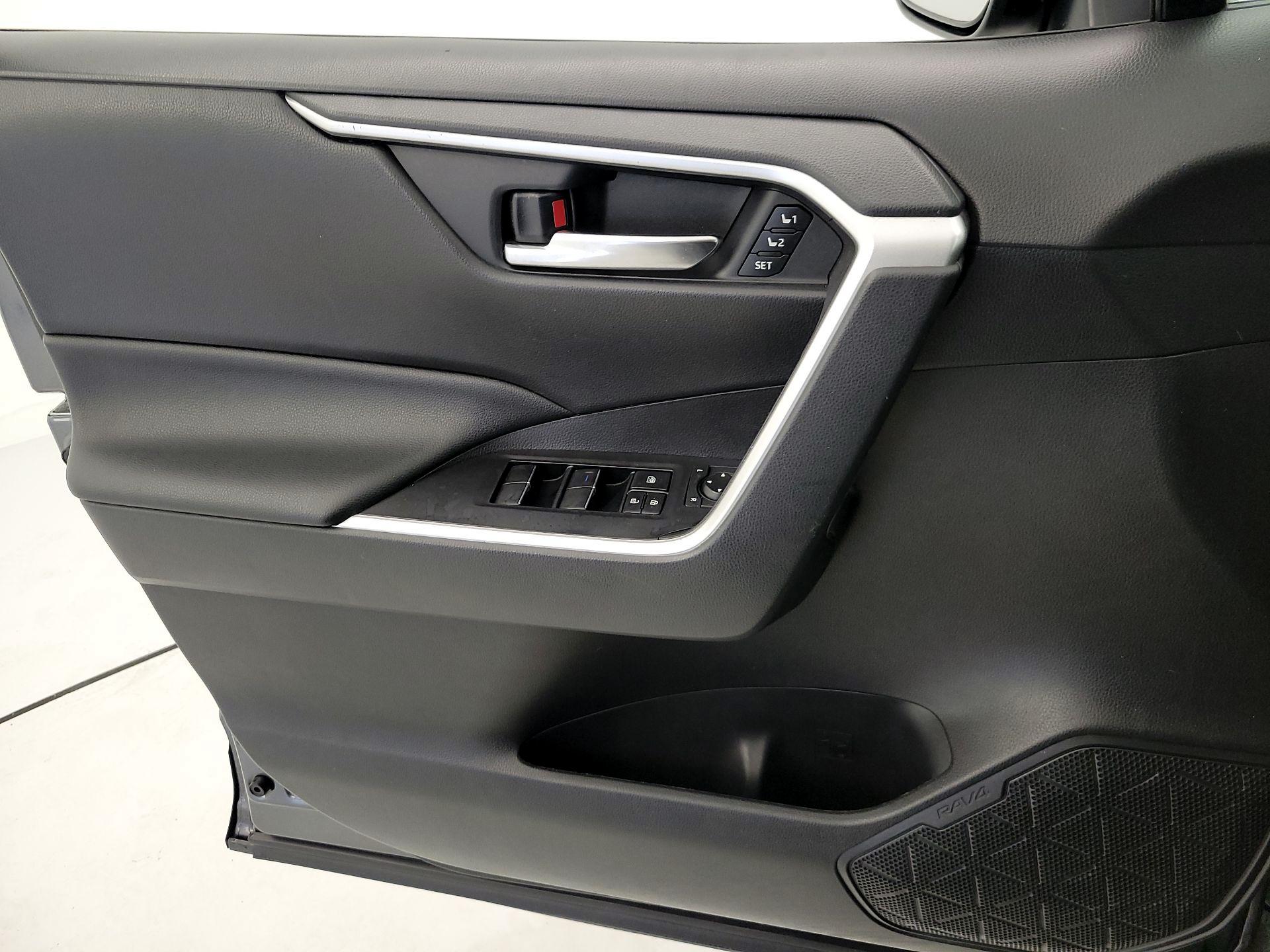 Thumbnail: 2020 Toyota RAV4 - 12