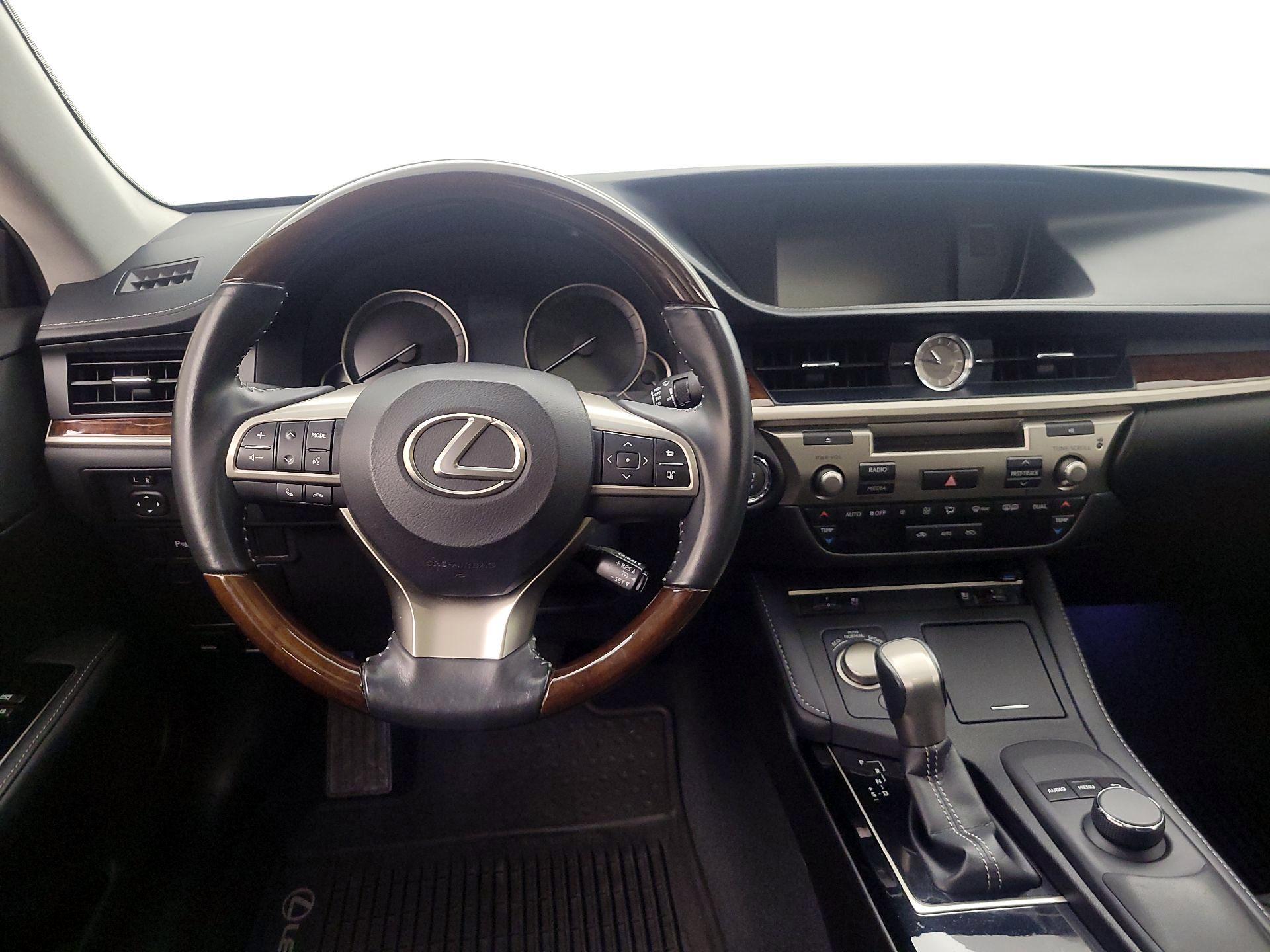 Thumbnail: 2016 Lexus ES - 10