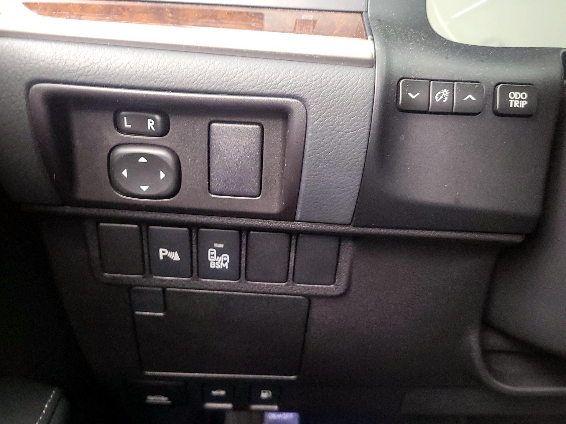 Thumbnail: 2016 Lexus ES - 13