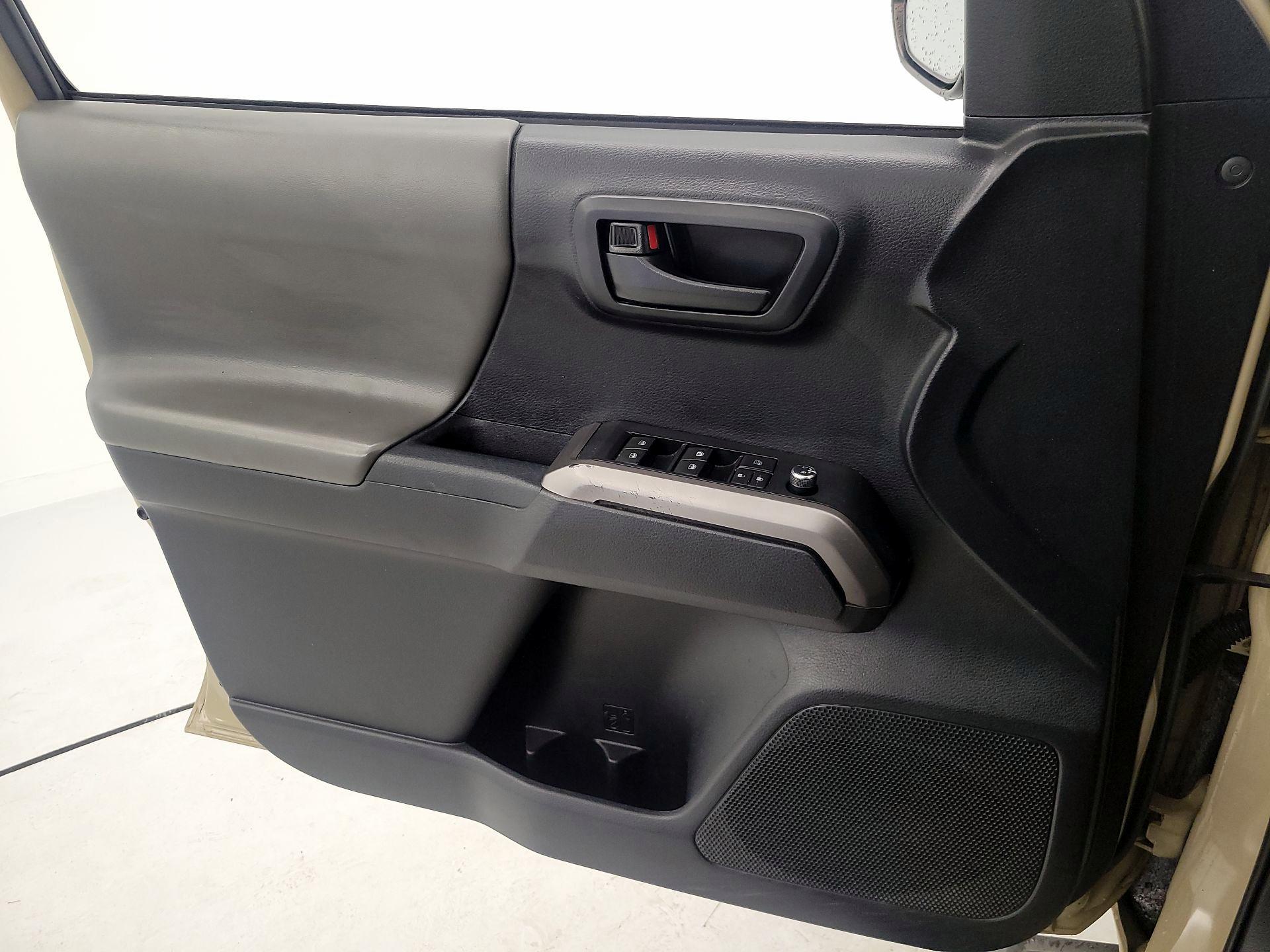 Thumbnail: 2018 Toyota Tacoma - 12