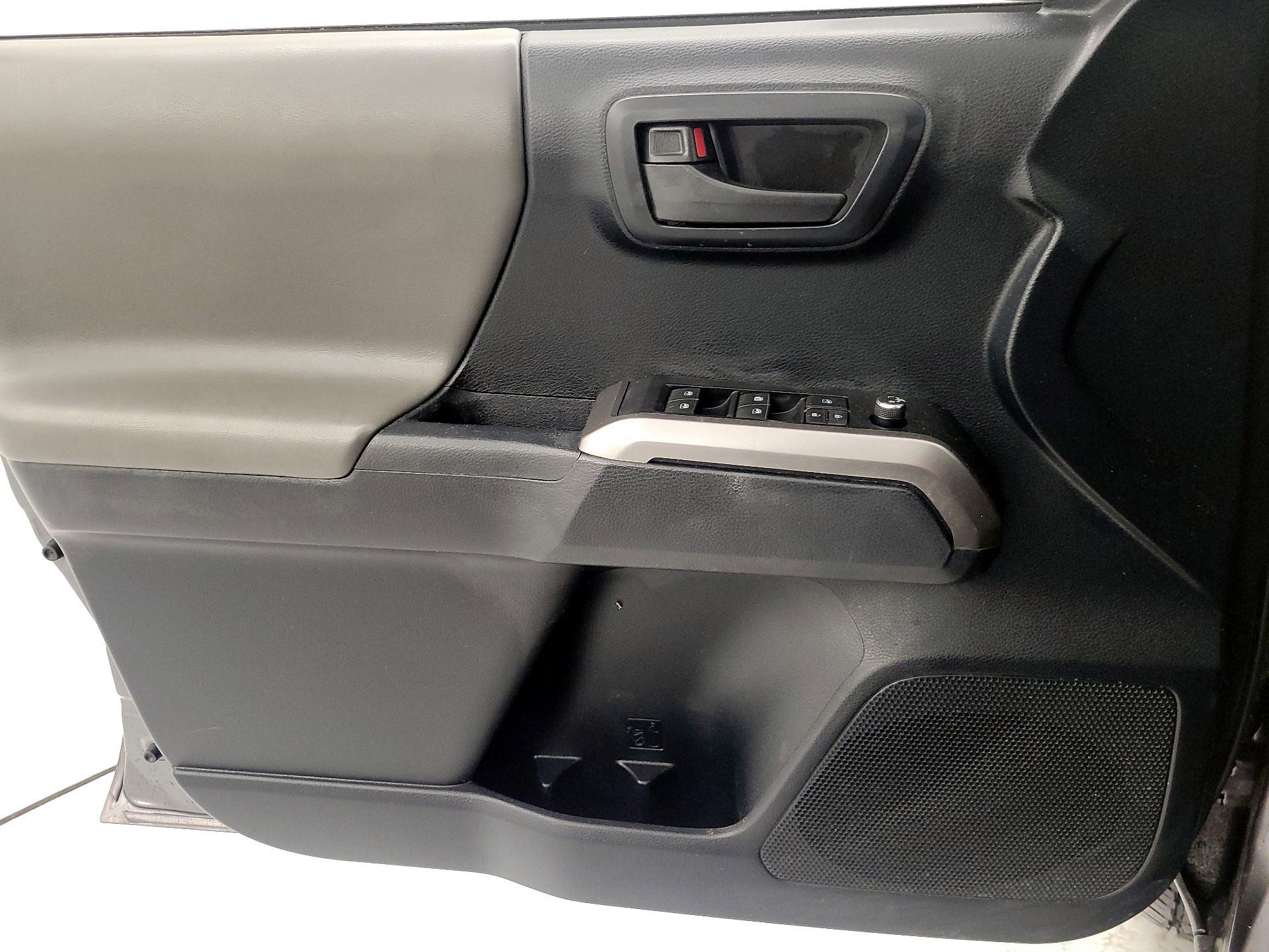 Thumbnail: 2016 Toyota Tacoma - 12