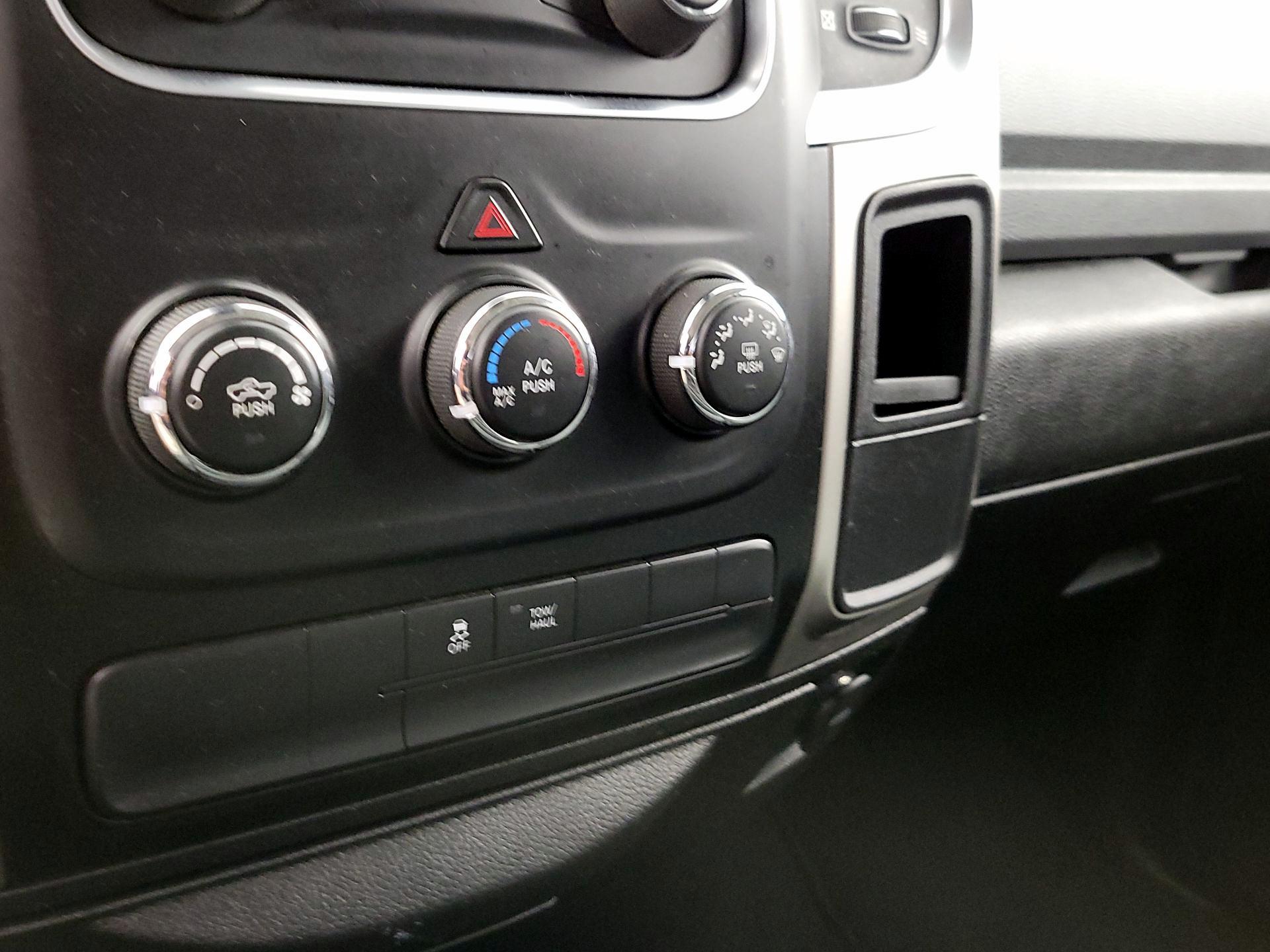 Thumbnail: 2020 RAM 1500 Classic - 16